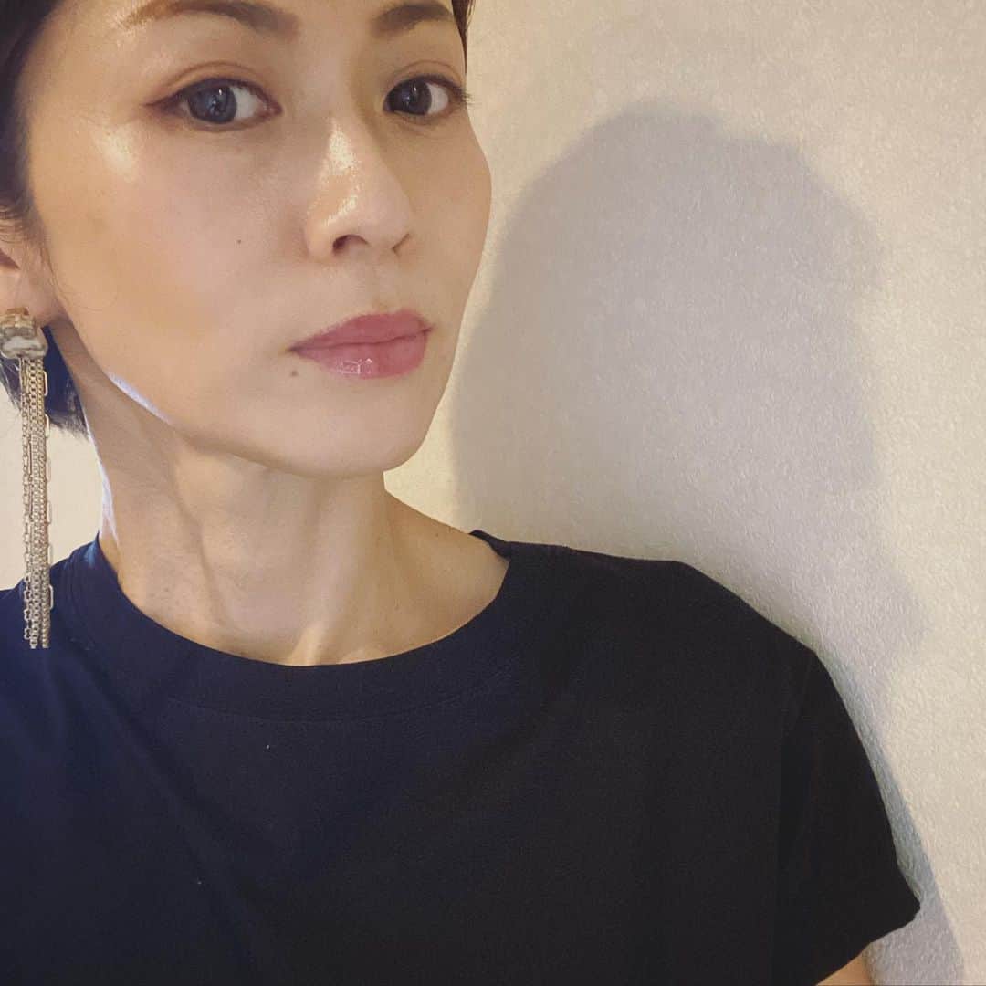 畑野ひろ子のインスタグラム：「たまには艶のあるグロスで。 ほんのり色づくテクスチャーが使いやすいです。 今日つけたカラーは、スロージャムです。  #makeup #グロス」