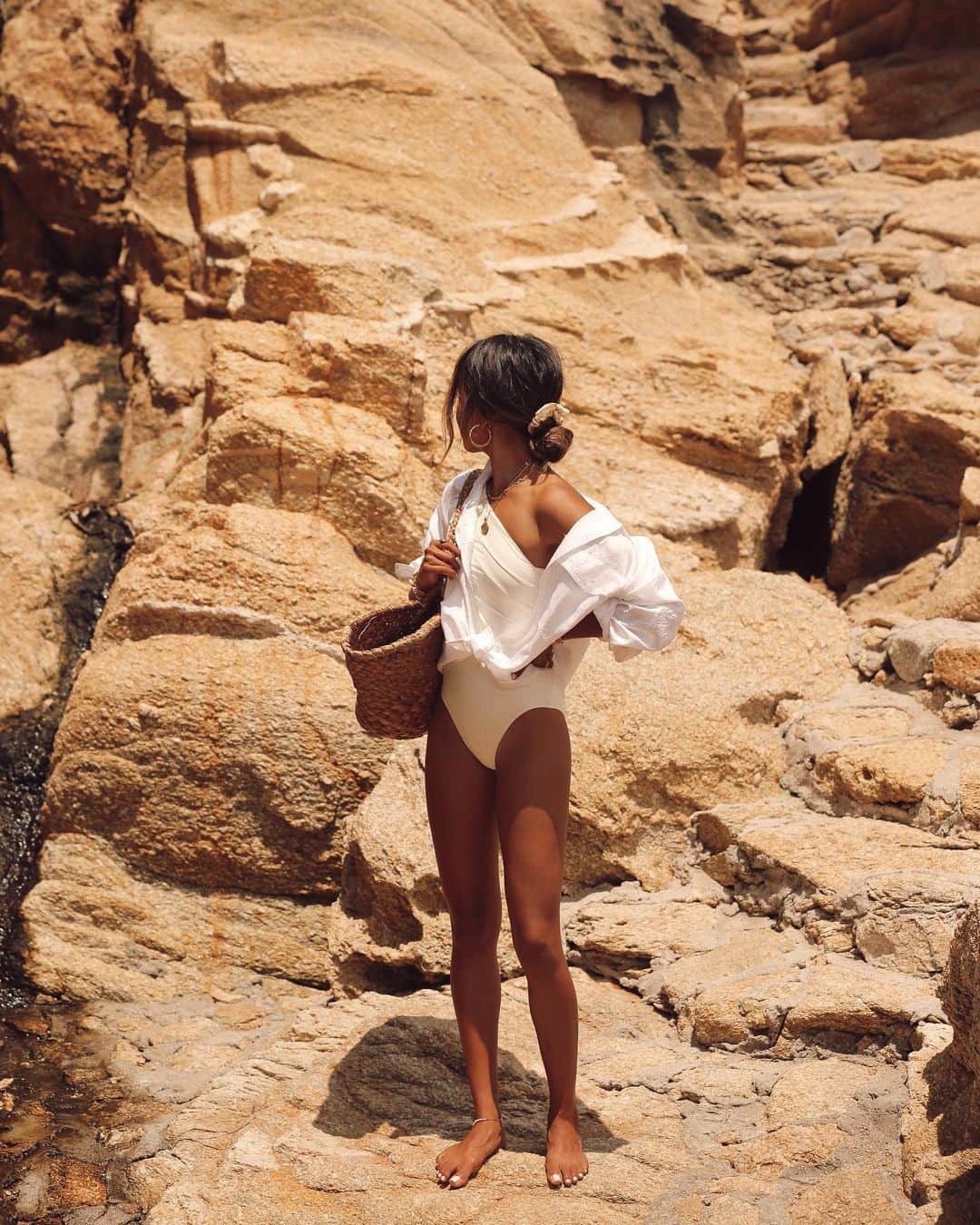 ジュリー・サリニャーナのインスタグラム：「missing that European summer so much rn. 😭」