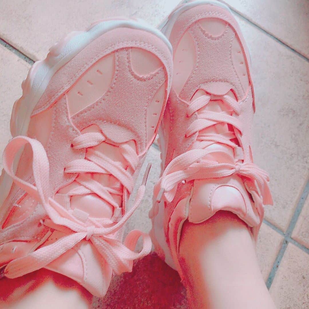 熊崎晴香さんのインスタグラム写真 - (熊崎晴香Instagram)「歩くのだいすき。﻿ ﻿ #ウォーキング　#運動　#散歩　#スニーカー　 #pink」6月24日 15時42分 - kumakuma9810