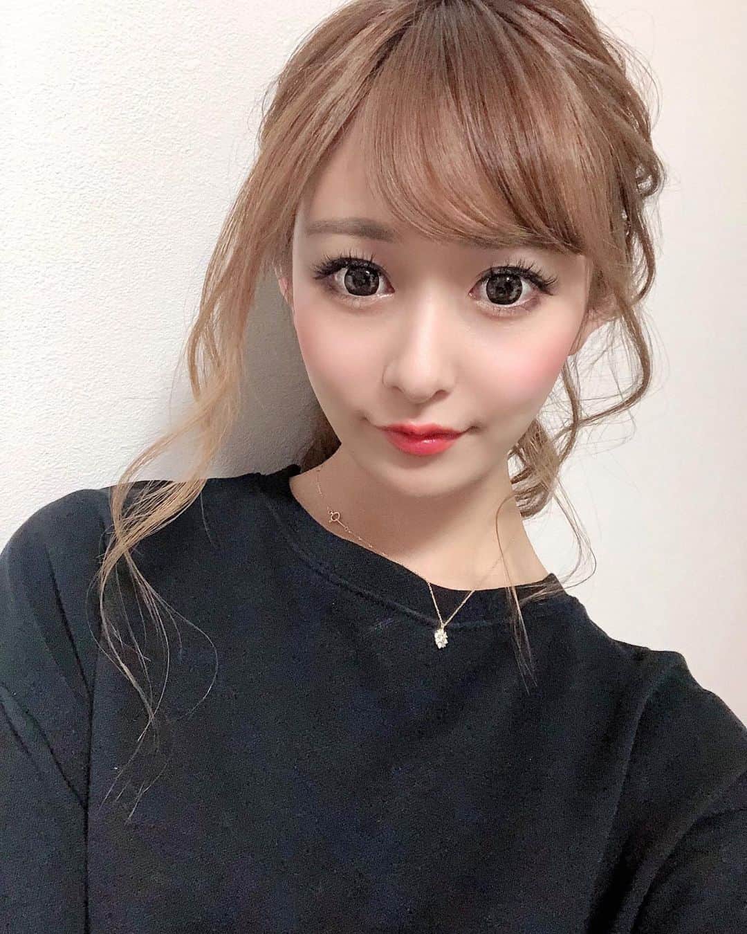 COCOのインスタグラム：「お仕事おわりに😳🤳 皆さま、どーお過ごし？？ ここはやっと元の生活に戻りつつあるよ💓 いっぱいお仕事するから、いっぱい会いに来てね🧸❤️ ・ #youtube #アニメ #だいすき #オタク #キャバ #キャバクラ #キャバ嬢 #ホステス #ニュークラ #ニュークラ嬢 #ヘアアレンジ  #ぶりっこ #すすきの #歌舞伎町 #六本木 #中洲 #ミナミ #北新地 #instagood #follow #l4l #selfie #ベルベ #ここぷー」