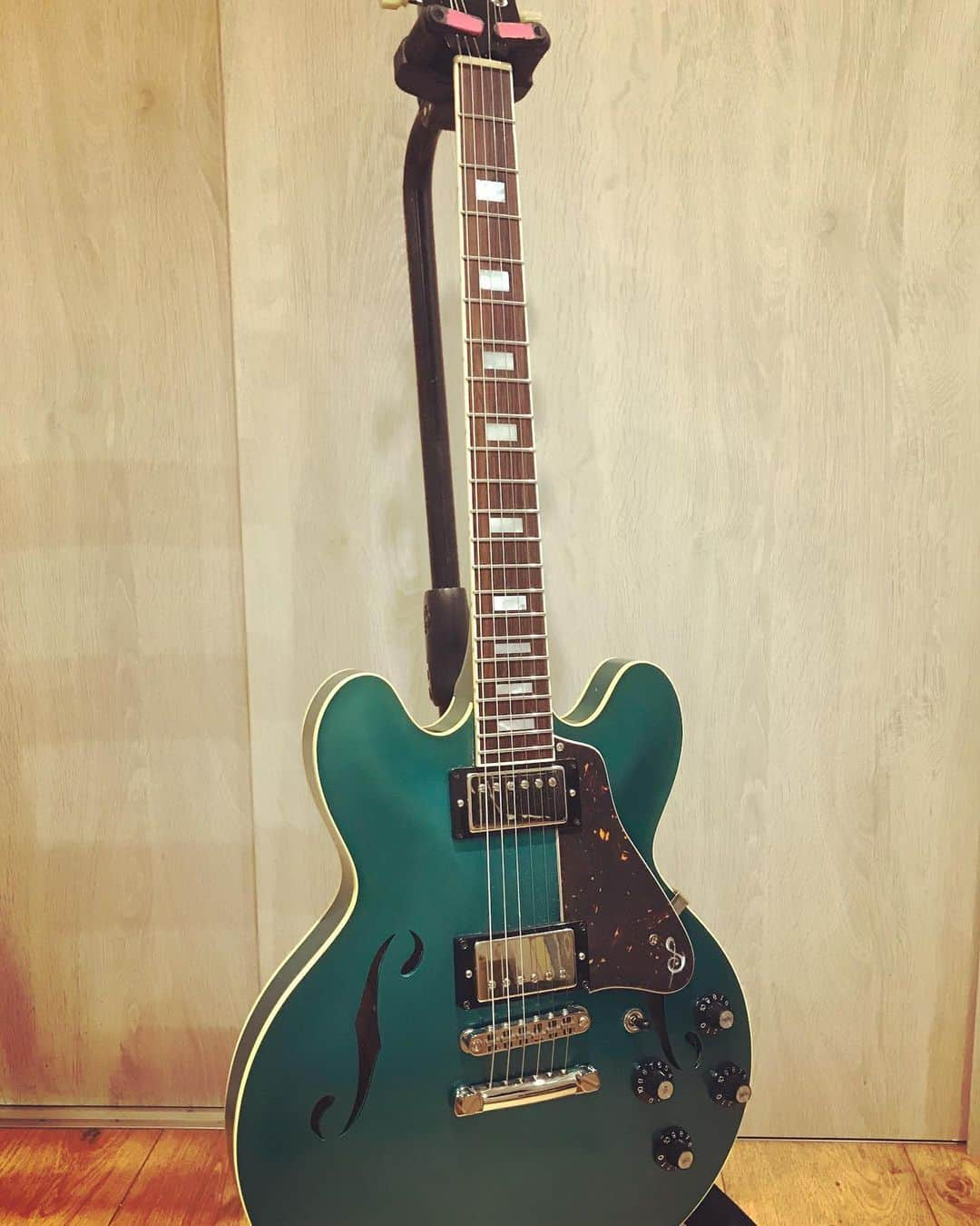 戸高賢史さんのインスタグラム写真 - (戸高賢史Instagram)「New Guitar!! Sago TD-035 ES-339をベースにSagoにオーダーしました 色は鮮やかなTurquoise Greenでとても綺麗なギター めちゃくちゃ弾きやすい SGだけじゃちょっと届かないソリッドとホロウのちょうど良いとこががっちり握手した感じ 大正解でした 単音もバッチリ太くて早速Recでも大活躍してくれてます あとアルバムヤバいです  #sagonewmaterialguitars  #monoeyes」6月24日 15時53分 - toddyphantom