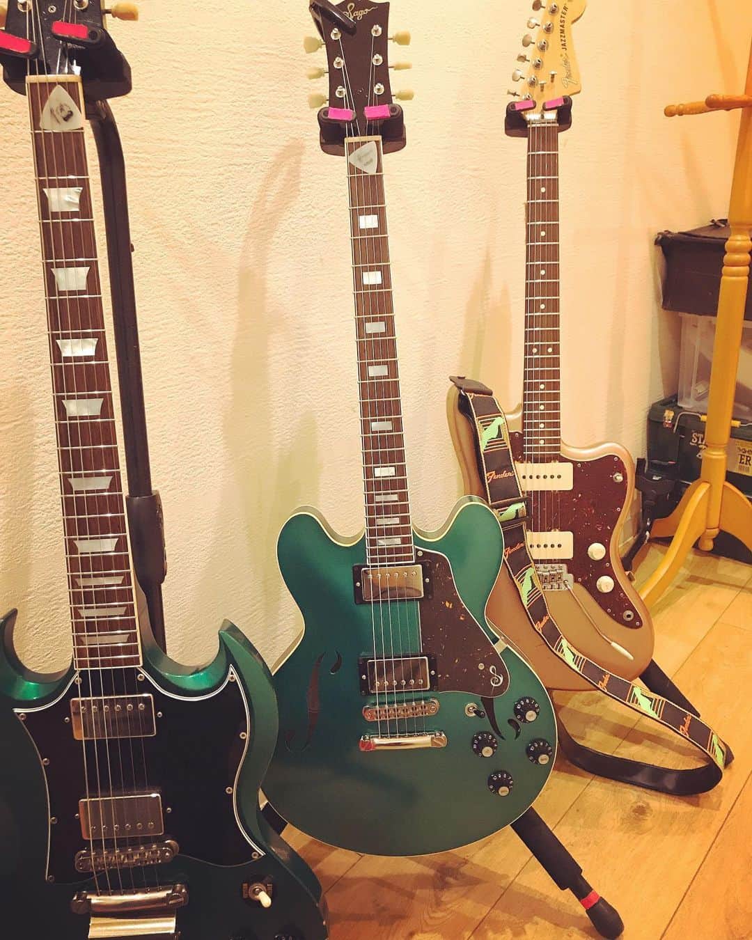 戸高賢史さんのインスタグラム写真 - (戸高賢史Instagram)「New Guitar!! Sago TD-035 ES-339をベースにSagoにオーダーしました 色は鮮やかなTurquoise Greenでとても綺麗なギター めちゃくちゃ弾きやすい SGだけじゃちょっと届かないソリッドとホロウのちょうど良いとこががっちり握手した感じ 大正解でした 単音もバッチリ太くて早速Recでも大活躍してくれてます あとアルバムヤバいです  #sagonewmaterialguitars  #monoeyes」6月24日 15時53分 - toddyphantom