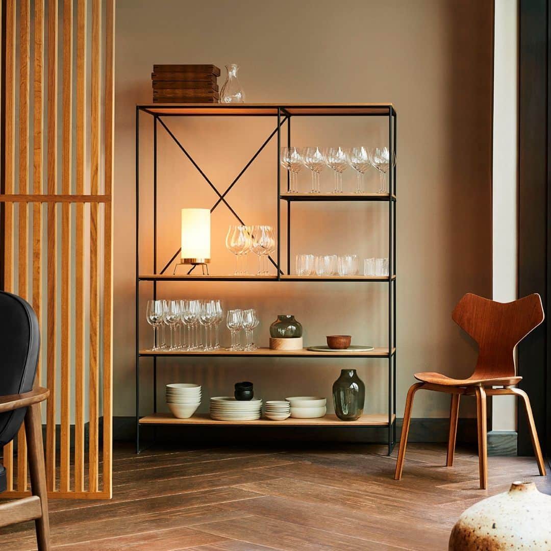 のインスタグラム：「Planner ™ Shelving by the legendary American designer Paul McCobb is timeless geometry  Explore more via link in bio  #fritzhansen #plannershelving #paulmccobb #danishdesignfurniture #danishdesign #livingroom #livingroomdesign  #프리츠한센  #フリッツハンセン」