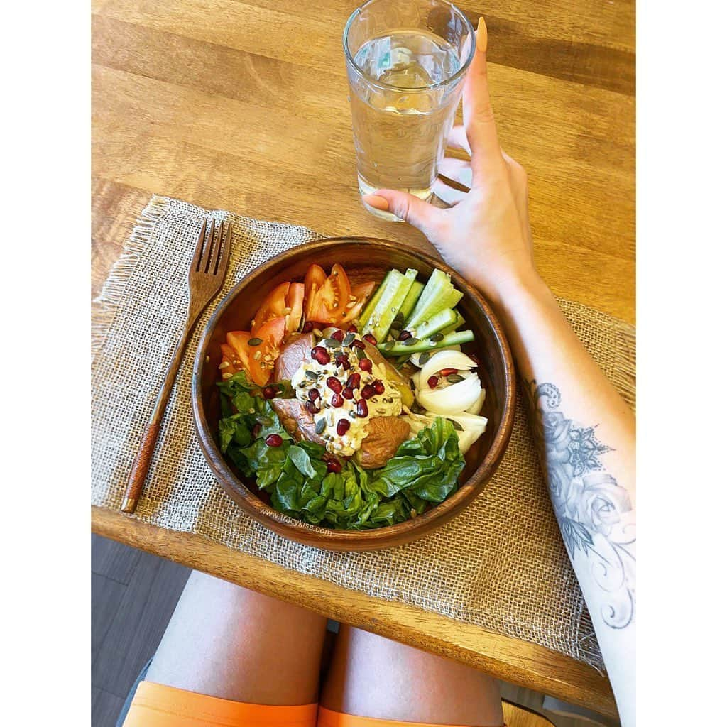 トレーシー・キスさんのインスタグラム写真 - (トレーシー・キスInstagram)「Food is love 🌱 In this day and age it’s sad to see that people rely on quick fixes and irresponsible fad diets to try to lose weight and feel better. Would your car drive well if you filled the tank with muddy water instead of fuel? Would your phone battery last if you tried to charge it with a shoelace instead of a cable? Or would your dinner cook if you put your food next to a table lamp instead of in the oven? You cannot put in half the effort and expect 100% of the results and rewards, that’s not how life works. Take ownership of your actions and be responsible for your choices - enough disposable, temporary, quick and convenient fixes to paper over the cracks, focus on QUALITY over quantity, not just in the food you eat but the morals that you live by. Value yourself enough to treat yourself with love and respect, all of which must come from within 🙏🏼 #goodfood #foodies #foodislove #veganlife #saladandchill」6月24日 16時15分 - tracykissdotcom