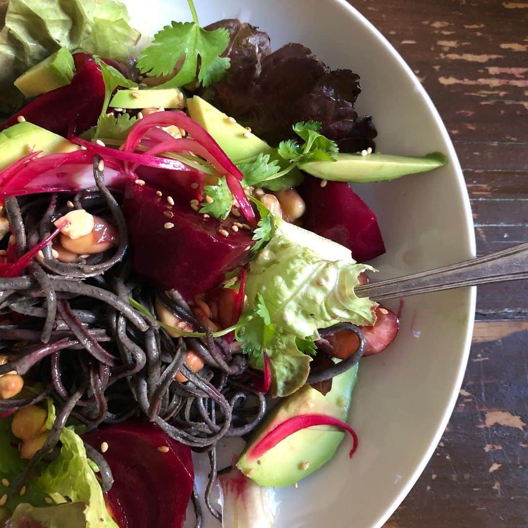 日登美さんのインスタグラム写真 - (日登美Instagram)「An idea for today’s lunch 🥗  Gluten-free black beans noodle @justtaste.de & marinated red beats, cherry, avocado, homemade Natto ( fermented soy beans),some salad, coriander, sesame seed. For the dressing/ lemon juice and Shoyu and little bit maple syrup and sesame oil.  It’s useful to have marinated red beats in the fridge. Just cook with little water to make it soft( almost like steaming ), marinated with white wine vinegar and salt and red onion. You can add cherry in it, too. That’s it.  I love the combination of red beats and cherry 🍒 👍  暑い日が続いてるベルリン。 こんな日はサクッとサラダ麺はいかが？ グルテンフリーの黒豆でできたパスタ @justtaste.de はかみごたえもあり満足。  レッドビーツは少量の水で蒸し煮の様にして柔らかく。熱々を甘めの白ワインビネガーと塩、赤玉ねぎのスライスと一緒にマリネして。冷蔵庫にいれとくと便利。チェリーを一緒にマリネするのも美味。  あとはサラダ、アボカド、納豆、コリアンダーなど薬味に胡麻をふりかけ、絞りたてレモンやライムに醤油、少しのメープルシロップと胡麻油のドレッシングをかけ、混ぜ混ぜしながら食べる。  栄養たっぷりだな。  #vegan #lunch #idea #easyrecipes #quick #food #berlin #hitomiskuche #昼ご飯 #夏ご飯 #ビーガン #簡単レシピ #グルテンフリー #ベルリン #料理」6月24日 16時16分 - hitomihigashi_b