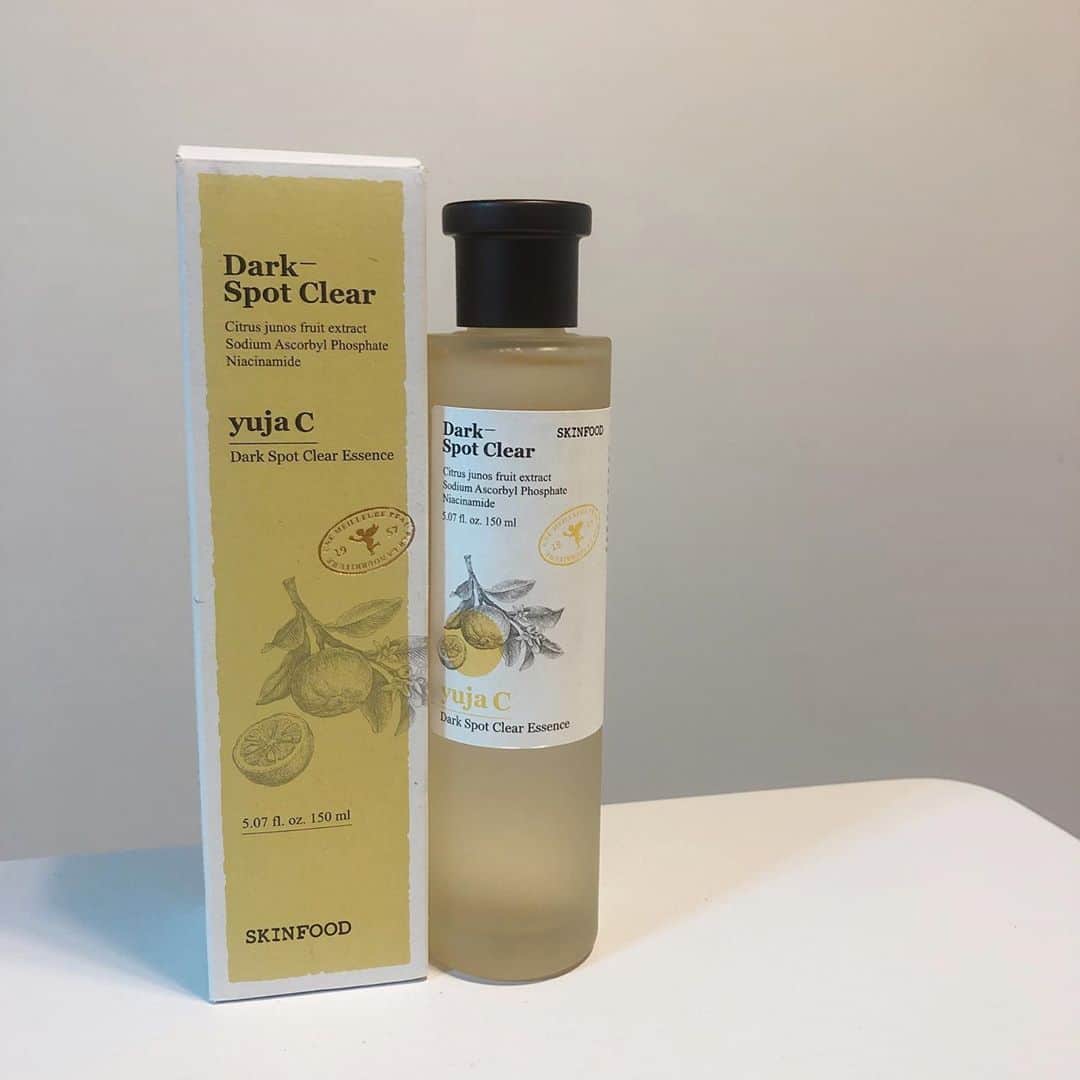 のインスタグラム：「スキンフードでお買い物した﻿ "ゆずCダークスポットクリアエッセンス"﻿美容液 【150ml】¥4,650円+tax﻿ ﻿ オーガニックゆずエキス96%配合されてるけど全然匂いも気にならんし夏で日差しが強い紫外線予防にもなるからオススメ🍋﻿ ﻿ ﻿#リクこすめ ﻿ ﻿ #スキンフード #紫外線予防 #スキンケア用品 #オーガニック #韓国コスメ #美容液 #ビタミンc #韓国スキンケア #集中ケア #skinfood #koreanskincare #instabeauty #skincare #yujac #l4likes #lfl #instadaily」