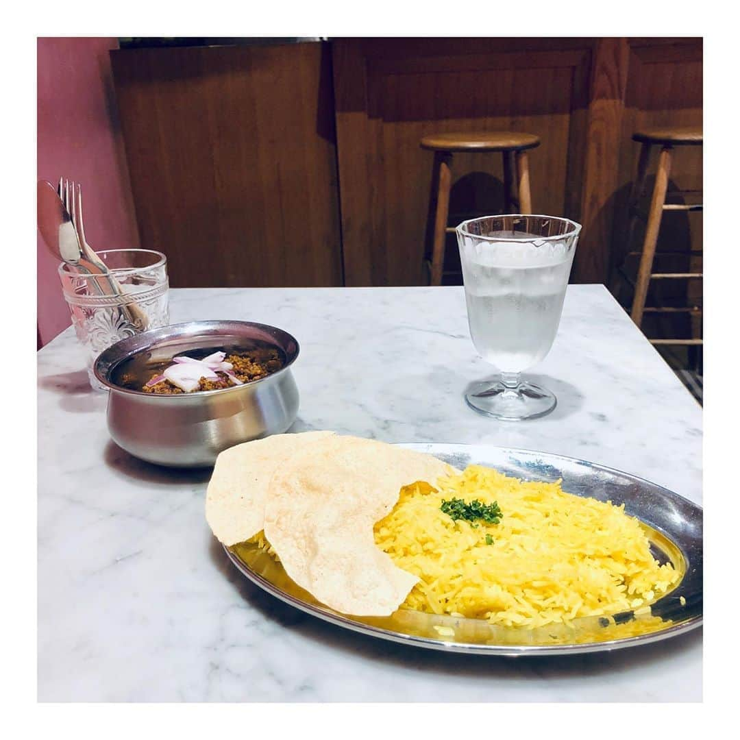 川村礼美のインスタグラム：「鶏肉と玉ねぎのキーマカリー🍛 久しぶりにお外の味✨ ・ ・ おいしい〜😭 ・ ・ #カレー #curry #redbook #レッドブック #カフェ #カレーライス #🍛 #スパイスカレー #中目黒 #中目黒カフェ #スパイスカレー」