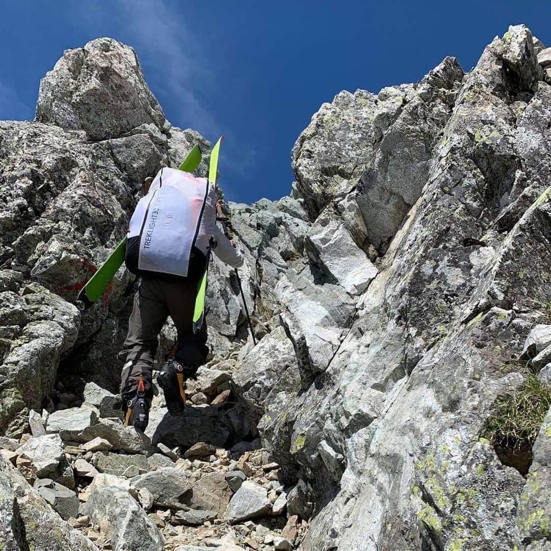 江本悠滋さんのインスタグラム写真 - (江本悠滋Instagram)「背中にはスキーとパラグライダー😏👍 #paraglider #skis #登山 #k2skis #mindbender  #bcskiing  #tateyama」6月24日 16時26分 - emoto_yuji