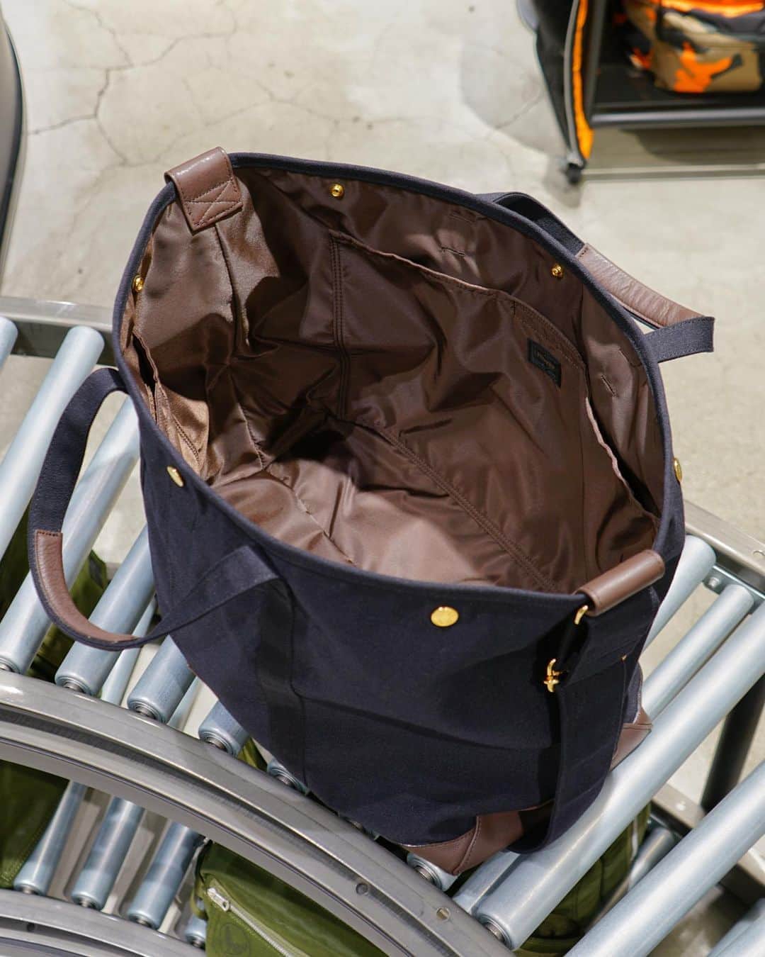 のインスタグラム：「.﻿ SHOP ORIGINAL﻿ COAL﻿ ﻿ オリジナルで開発したナイロン100%のムラ糸とコーデュラ®ナイロンが織りなすナチュラルな風合いが特徴のキャンバス生地と、手触りの良い牛ステアレザーを組み合わせたシリーズ。﻿ ﻿ 2WAY TOTE BAG（L）﻿ No.381-17053﻿ ￥40,000+tax﻿ W420/H355/D195mm﻿ ﻿ #吉田カバン #ポーター #yoshidakaban #porter #luggagelabel ﻿ #porterflagshipstore #madeinjapan #japan #porterstand #shinagawa #tokyo ﻿#kyoto #coal #totebag #2way #black #brown﻿」