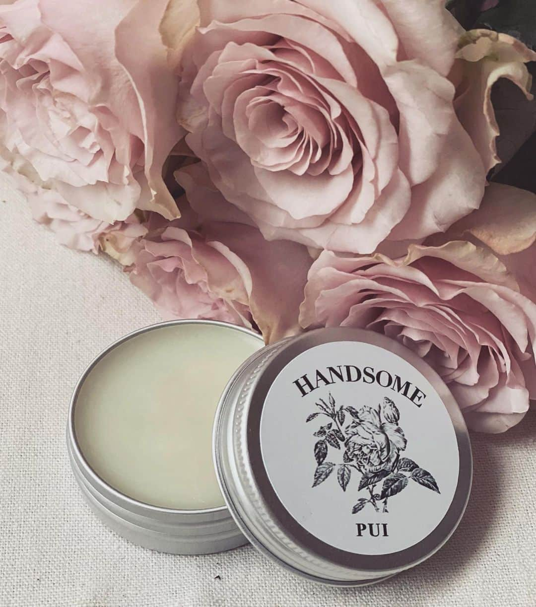 puinpiさんのインスタグラム写真 - (puinpiInstagram)「cosmetic ： PUIからコスメラインが登場します。 ： 『HANDSOME GROW BALM』 ： ホホバオイル主体に、ローズの精油をたっぷり使ったオーガニックのグロウバーム。 ： 贅沢に、ローズの女王と言われるダマスクローズに、ローズウッドを配合。 ： ： 花を直接香ったようなふんわり香るローズの香り。 ： 天然成分100%のマルチバームなので、リップケアや、スキンケア、ヘアバームとしてもお使い頂けますが、 ： PUIでは、ハイライトとしてご紹介を。 ： ： 肌にのせるとスッと馴染み、ベタつかない質感で、内側から潤いのある艶をメイクの仕上げに… ： ： ハンサムなあなたへ ： PUI ： ： 2020/7/25 PM21:00発売 ： ： ハイライト何つかってるの？と よく質問頂いてましたが、こちらを使用していました😌♡ （パールは入ってません🙋🏼‍♀️） ： ： #Pui#Puishop#ハイライト#グロウバーム#バーム#艶肌#リップケア#スキンケア#保湿クリーム#艶肌メイク#ダマスクローズ#ローズ#フレグランス#香水#プイ」7月23日 21時04分 - puinpi