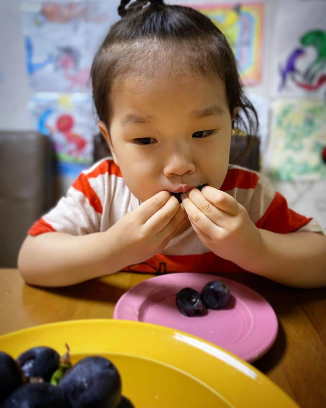 シム・ジホさんのインスタグラム写真 - (シム・ジホInstagram)「. 비가 주룩주룩.. 하늘에 구멍이 난 듯 내리는 날... 아이들과 맛있는 포도를 아민이 통해 미리 구해 먹어보니... 정말 맛있다~ 근데 난 몇 알 못 먹었지만.. 아이들이 엄청 잘 먹으니 배가 불러...라고 해야겠지 ㅋㅋ. 아껴먹고 싶은데 내일이면 없어질 듯 ㅋ. 또 시켜야겠다... . #장마인가 #하늘이구멍남 #포도 #거봉 #존맛 #JMT」7月23日 21時06分 - pickybonbon