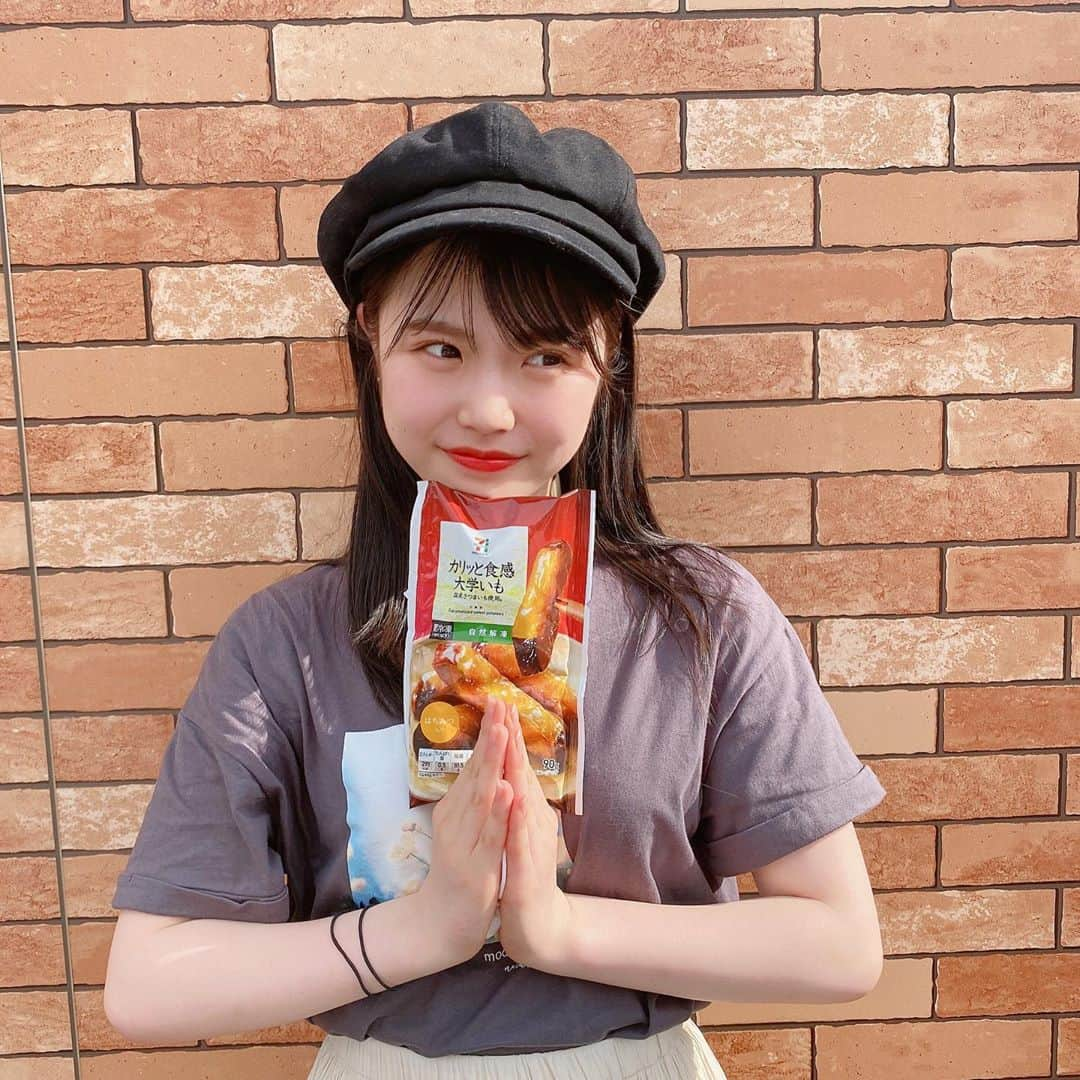 出口結菜さんのインスタグラム写真 - (出口結菜Instagram)「《🏪#セブンイレブン》﻿ ﻿ 🍠カリッと食感大学いも（¥192）﻿ ﻿ ﻿ ﻿ ずっと気になってたのセブンイレブンの大学芋！！﻿ ﻿ ﻿ 冷凍のコーナーに売っていて、、﻿ 冷凍されている大学芋大好きやから、買っちゃいましたぁ♥️﻿ ﻿ ﻿ ﻿ ﻿ 想像以上に甘いけど自分が大好きな甘さ✨✨✨﻿ ﻿ ﻿ ﻿ ドンピシャの蜂蜜の量でした😚﻿ ﻿ ﻿ 数は8個ぐらいかなぁ﻿ ﻿ そこまで多くないんやけど、1つ1つが大きいからお腹いっぱいになる❕❕❕❕❕﻿ ﻿ ﻿ ハチミツもしっかり絡めてあって、﻿ 外はカリカリ中はサツマイモ！🤤🤤🤤﻿ ﻿ ﻿ これはもっと早く買っておけばよかった。って後悔しました🥺﻿ ﻿ ﻿ うちは20分ぐらい待って食べましたぁ、😳✌️﻿ ﻿ ﻿ \✨リピ買い決定商品✨/﻿ ﻿最後の写真は美味しいアピールです（笑）  _____________________________________________________﻿ ﻿ ❤️エネルギー:291kcal﻿ 💗たんぱく質:0.5g﻿ 💛脂質:10.5g﻿ 💚炭水化物:50.2g﻿ 💙糖質:47g﻿ 🤍食物繊維:3.2g﻿ _____________________________________________________﻿ ﻿ #セブイレ #711 #大学いも #🍠 #seveneleven #🏪  #セブンイレブンスイーツ #セブンイレブン限定 #コンビニ #コンビニスイーツ #コンビニ限定 #大学芋 #冷凍保存 #冷凍 #コーナー #リピ買い #スイーツ #sweet #甘いもの #甘党 #甘党女子 #さつまいも #さつまいもスイーツ  #instagood #instafood #instalike #yummy #ごはん記録 #ラビグルメ」7月23日 21時06分 - yui_laby0622