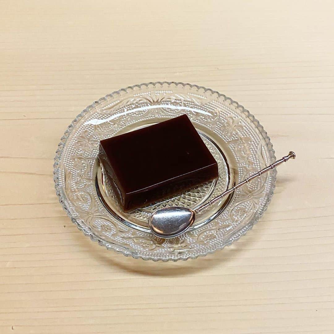 のインスタグラム：「ぎりぎり固体(食べると秒で液体)の食べものが大好きだと最近気づきました 松川の水羊羹… コートドールのブランマンジェ…」