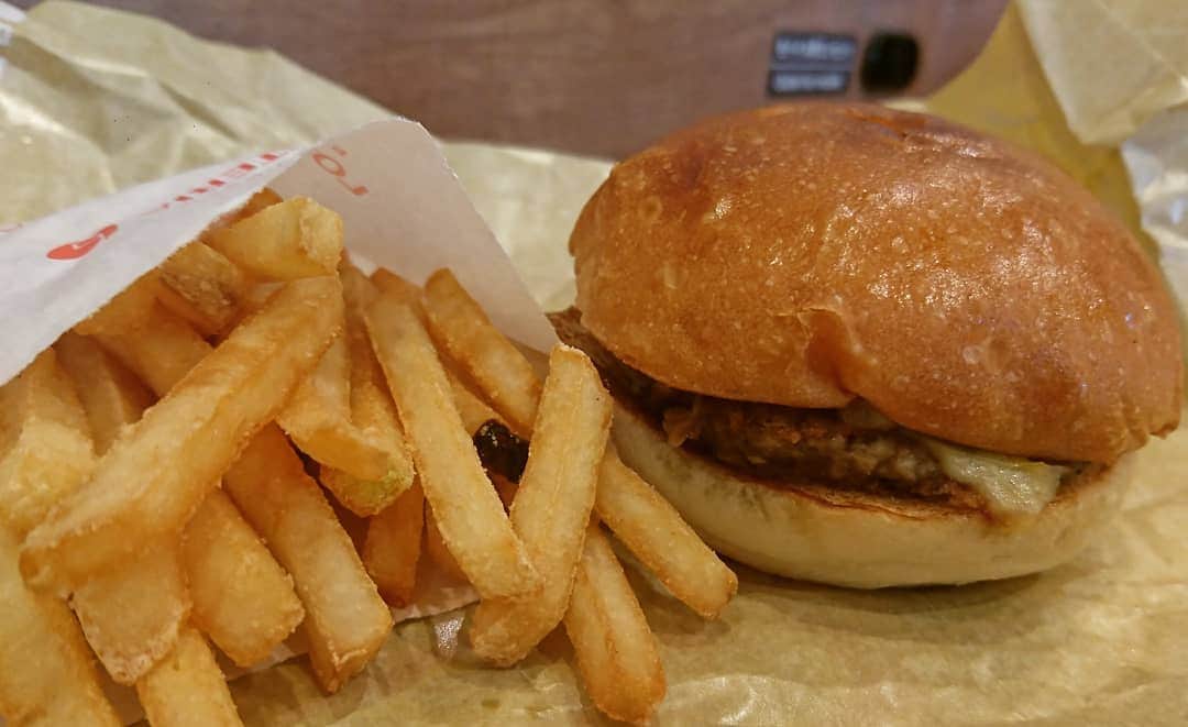 松本康太さんのインスタグラム写真 - (松本康太Instagram)「ロッテリア「絶品チーズバーガー」たまらなく美味しい！チーズに程よく歯ごたえがあって、パテがジューシー♪ドゥドゥビィ♪ドゥバァドゥビィ♪なのです(^-^)v  #絶品チーズバーガー #ロッテリア #チーズバーガー #ポテト #ハンバーガー #チーズ #cheese #レギュラー松本 #あるある探検隊」7月23日 21時09分 - aruarutankentai.matsumoto