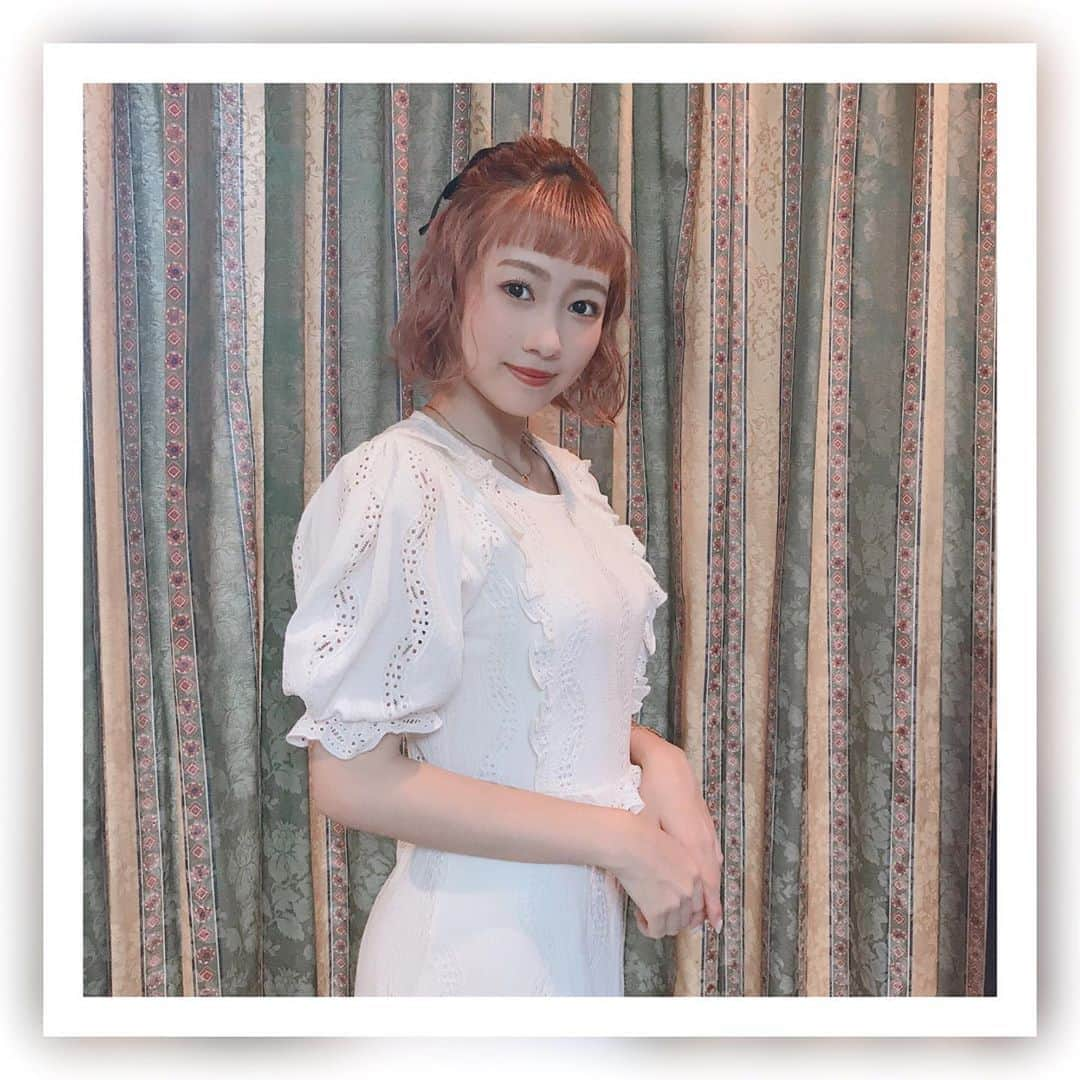 稲葉るりさんのインスタグラム写真 - (稲葉るりInstagram)「今日のお洋服〜 髪の毛もふわふわに巻いて黒のリボンでハーフシニヨンにしてみたよ＾＾❤︎  ・ ・ ・ ・ ・ ・ ・ ・ ・ ・  #稲葉るり #プラチナムプロダクション #ヘアメイク #ヘアメイクアップアーティスト #ヘアメイクアシスタント #美容学生 #ヘアメメイク講師 #ヴィーナスアカデミー #バンタン #ヘアスタイル #シニヨン #ハーフアップスタイル #ハーフアップ  #メイク #ドーリーメイク #白ワンピース #ワンピース #ワンピースコーデ #かわいい女の子  になりたい #zara #ボブ #ボブヘアアレンジ  #ピンクヘア」7月23日 19時36分 - make_up_yuka