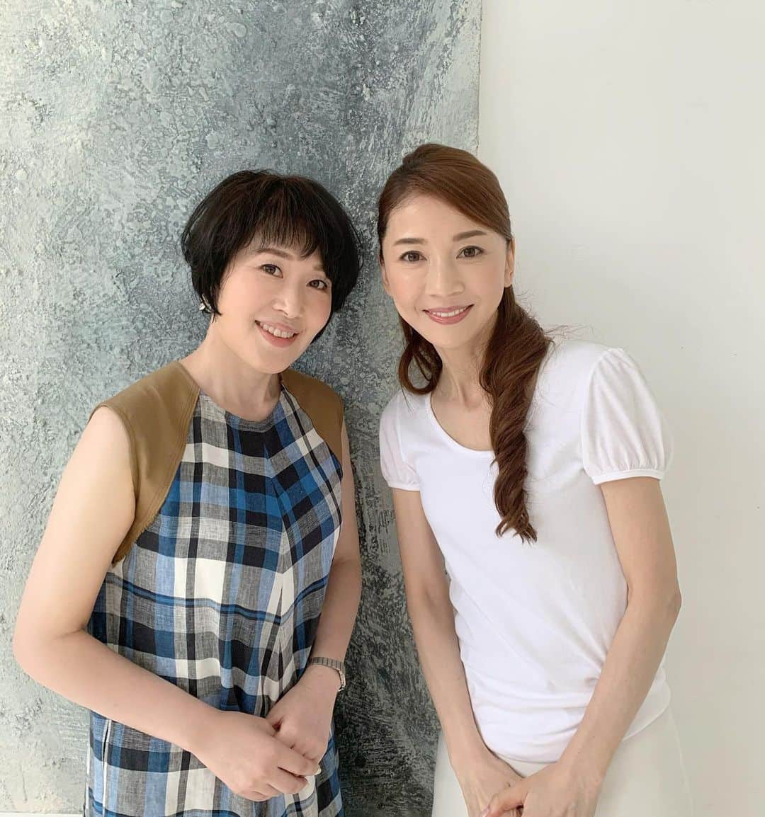 小林ひろ美のインスタグラム：「今日は君島十和子さんとの撮影でした✨ 十和子さんの美貌は皆知るところですが、 心の在り方やユーモアを交えた会話力、 周囲への気配りが本当に素晴らしいなと、 大変勉強になりました🙏✨  それと、ワタシ痩せなきゃダメ😅💦 ※ #君島十和子 さん #撮影 #ありがとうございました🙏」