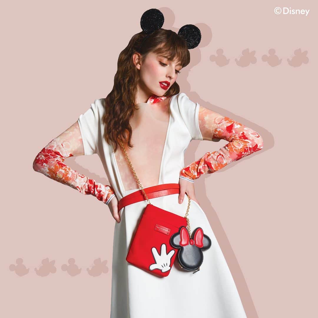 ANTEPRIMAさんのインスタグラム写真 - (ANTEPRIMAInstagram)「Fun, dynamic and  adorable! Garnished with the signature glove, this crossbody chain bag was inserted a bundle of amusement. You will never go wrong with ANTEPRIMA/MISTO 2020 Disney Capsule for giving a magical flavour to your life!  #Mickey #Minnie #MickeyMouse #MinnieMouse #Anteprima #Disney #MISTO #FW20 #fashion #italian #luxury #bag #botd #ミッキーマウス #ミニーマウス #アンテプリマ #ワイヤーバッグ #패션 #ディズニーコーデ #ディズニーバウンド #ミニーちゃんバウンド #ディズニー好き #ディズニー写真部 #ミッキーミニーコーデ」7月23日 19時41分 - anteprimaofficial