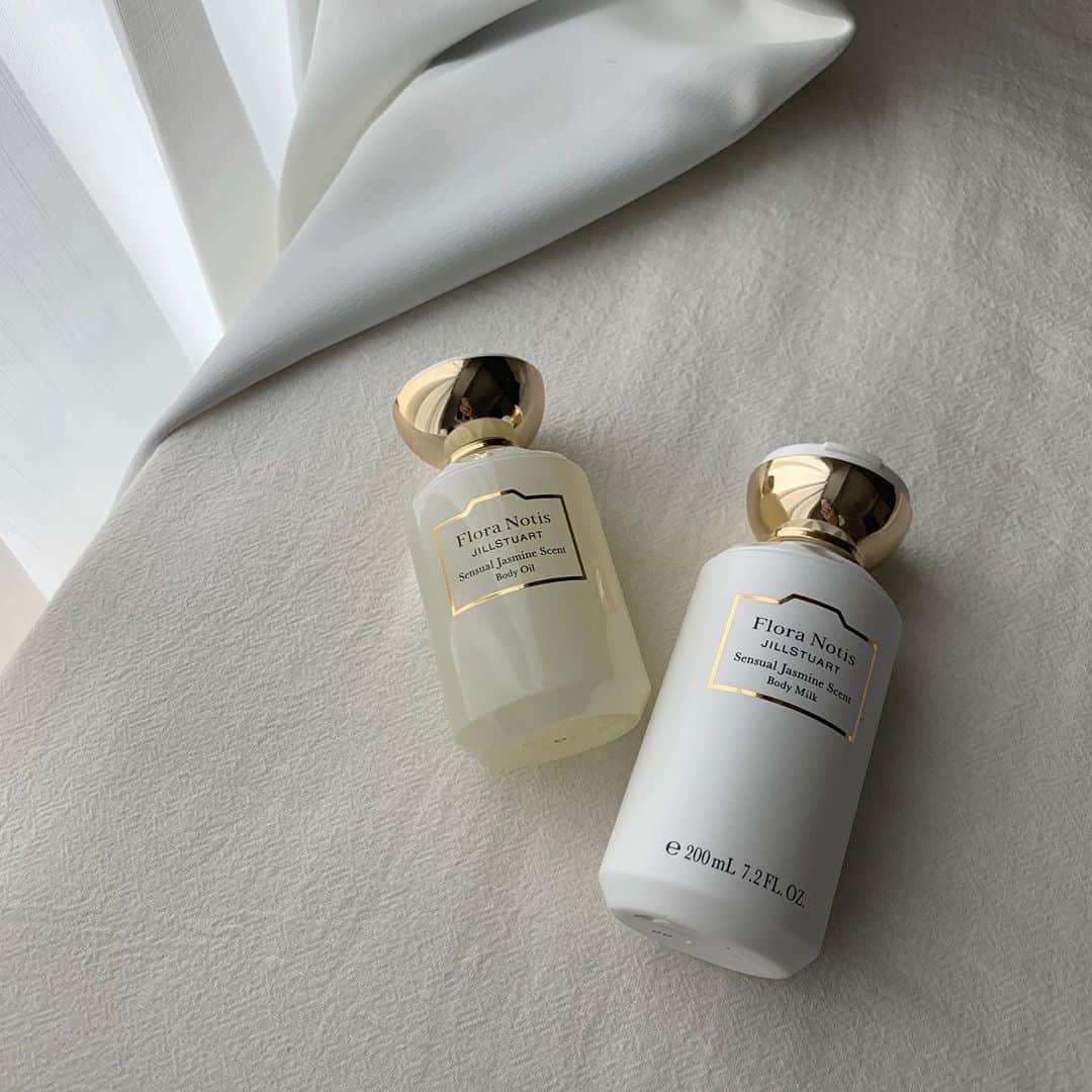 杉浦みずきのインスタグラム：「. Flora Notis JILLSTUART Body MilkとBody Oil ジャスミンの香りがとにかくめちゃくちゃいい！💐 友達からプレゼントしてもらったんやけど、その友達もあとから自分用にも買ったほど笑 JILLSTUARTに香り専門のお店があったなんて知らんかった😳 めっちゃおすすめです❤︎ ・ ・ ・ #floranotisjillstuart  #フローラノーティスジルスチュアート  #jillstuart #ジルスチュアート  #ボディミルク #bodymilk #ボディオイル #bodyoil #フレグランス #fragrance #ジャスミン #jasmine #ボディケア #bodycare」