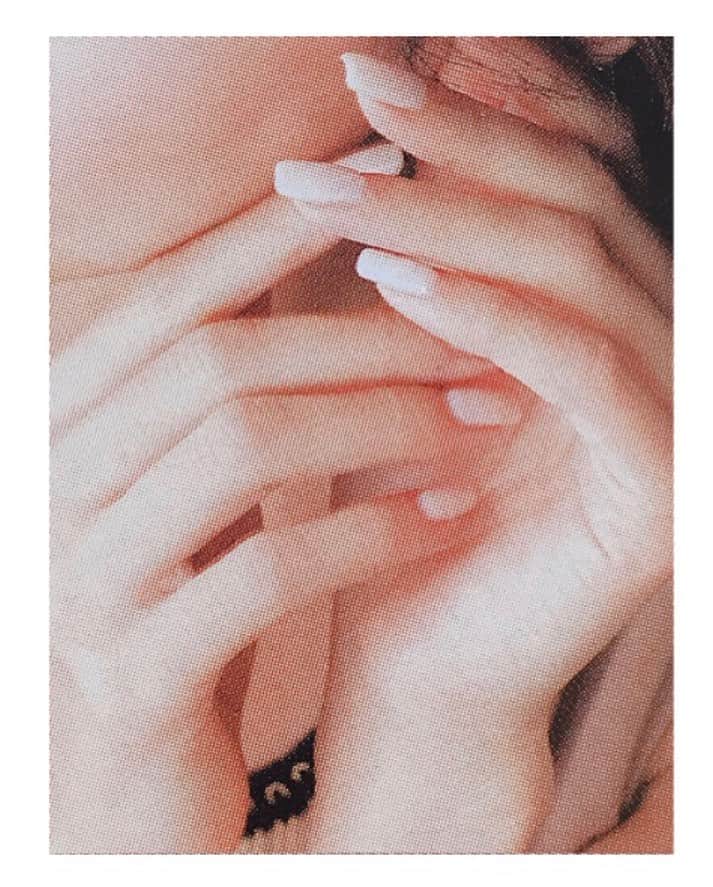 金子エミさんのインスタグラム写真 - (金子エミInstagram)「手タレの手 私の手なんだけど、この手はタレントさんだから 預かるかのように大切にしています。  だけど普通にお料理して、掃除して、運転して 常にお仕事しています。  この手はとっても大変な手だなぁ。 と客観的に思うのでした。  ・ ・ #手タレ #手のモデル #パーツモデル #handmodel  #美容家 #金子エミ」7月23日 19時49分 - emikaneko1114
