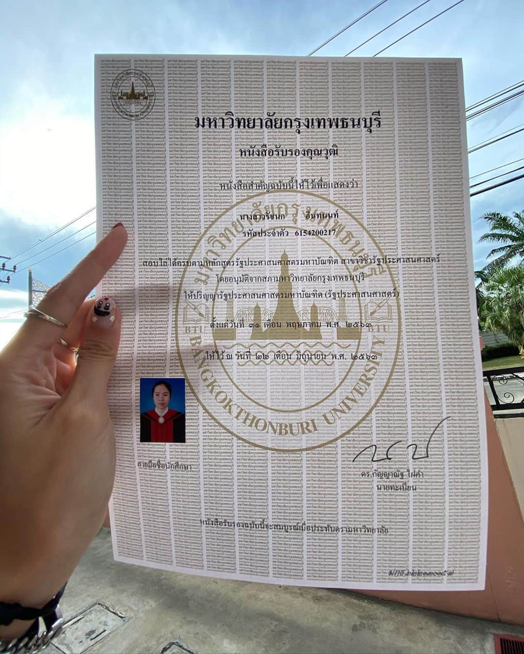 ラチャノック・インタノンのインスタグラム：「This calls for celebrating, Master’s degree!!!! 🙏🏻😊 #bankokthonburiuniversity  #จบแล้วนะ #ปริญญาโท  #masterdegree🎓」