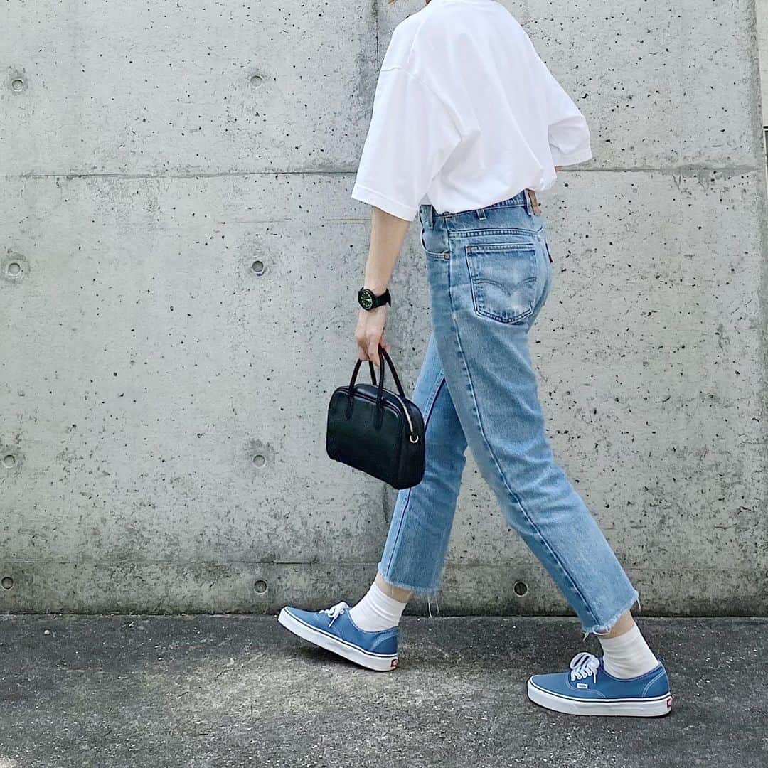 ryokoさんのインスタグラム写真 - (ryokoInstagram)「▪︎ . 白と青 . . . tee #uniqlou bottoms #levis517 #usedclothing  shoes #vans bag #artsandscience」7月23日 20時01分 - ryo___ka
