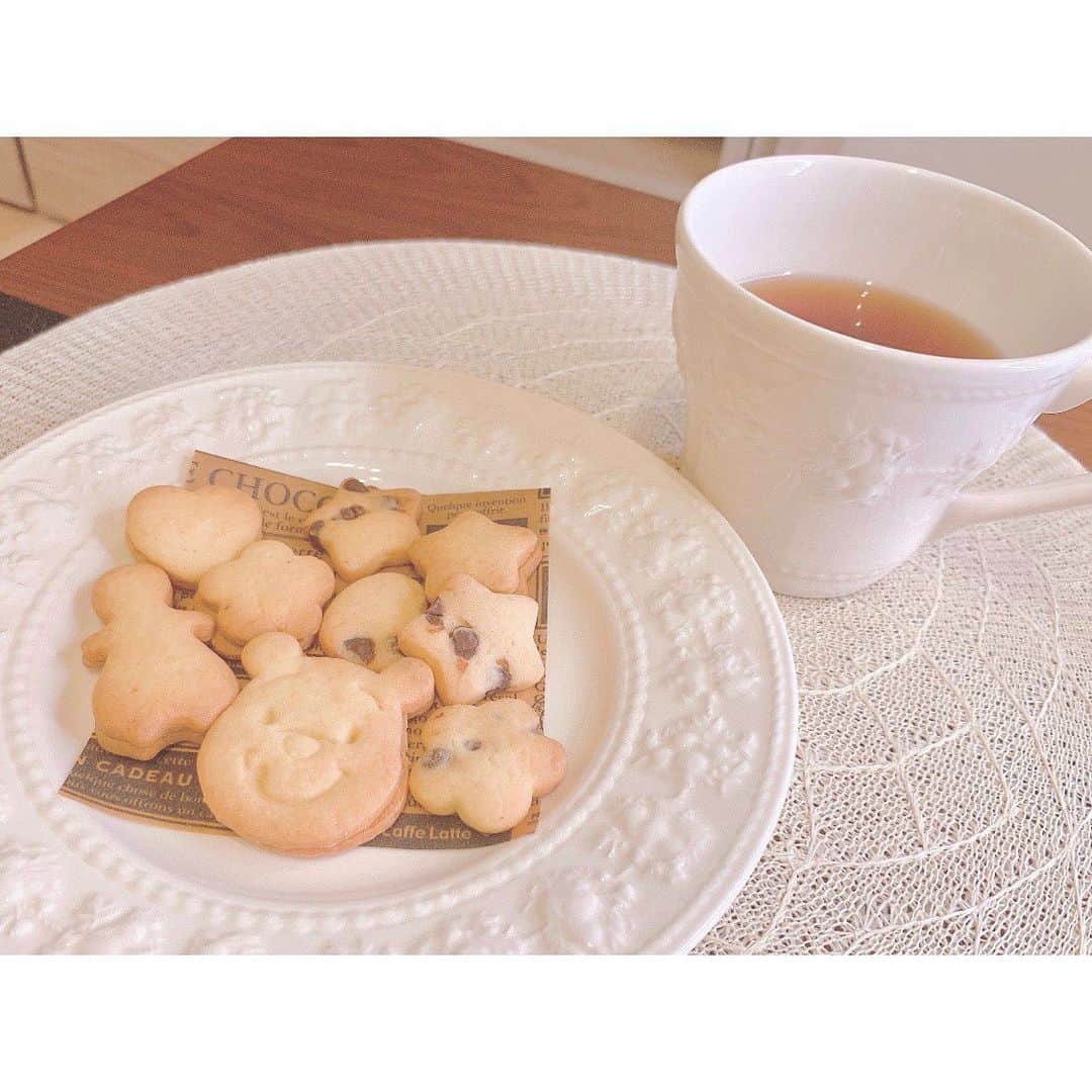 長谷川かすみのインスタグラム：「今日はクッキー作って#おうちカフェ したよ〜  そして、外出自粛再びぴえんクッキー作ろうと思ったら失敗した(2枚目) 左から 片目潰れたぴえん🥺 顔中心に集まってるぴえん🥺 顔上に寄ったぴえん🥺  このクッキーは小学生の時からずっと作ってるクッキー。 素朴で美味しいから、レシピ載せとくね🤲  ＊＊＊＊＊＊＊＊＊＊＊＊ 無塩バター　90g 砂糖　75〜90g(お好みで) 卵　1個 バニラエッセンス　少々 ※薄力粉　200g ※ベーキングパウダー　小さじ1 ※塩　少々(有塩バターで作る時はなし) 打ち粉用薄力粉　適量  (チョコクッキーにしたかったらココアパウダーなど、お好みに合わせて準備。今回はチョコペンとチョコチップを使いました)  1 バターを耐熱ボウルに入れて電子レンジで形が残るぐらいにチンする(私の場合は500Wで10〜20秒) 砂糖を入れて泡立て器でよく混ぜる  2 割ほぐした卵を3回に分けて混ぜる(一気に入れると分離するので時間がかかります) バニラエッセンスを加える  3 ふるっておいた※を2に加え、ゴムベラでさっくり混ぜる  4 3をまとめてラップに包み冷蔵庫で1時間以上寝ませる。(この過程の前にチョコチップやココアパウダーなど入れる場合は混ぜてください) 台に打ち粉をふり、生地をめん棒でのばす(台にくっついてやりにくい場合は、打ち粉を増やしたり、冷凍庫で冷やして固めにします)  5 型で抜く。 クッキングシートを敷いた天板にのせ、180℃に温めておいたオーブンで11〜15分焼く(オーブンによって時間は変わるので様子を見ながら焼いてください)  (今回はチョコペンでクッキーとクッキーの間にチョコを塗ってサンドしました。 チョコをサンドしたり、チョコチップを入れたりする場合、チョコの甘さがプラスされるので、生地の砂糖は少なめにしています。)  ＊＊＊＊＊＊＊＊＊＊＊＊」