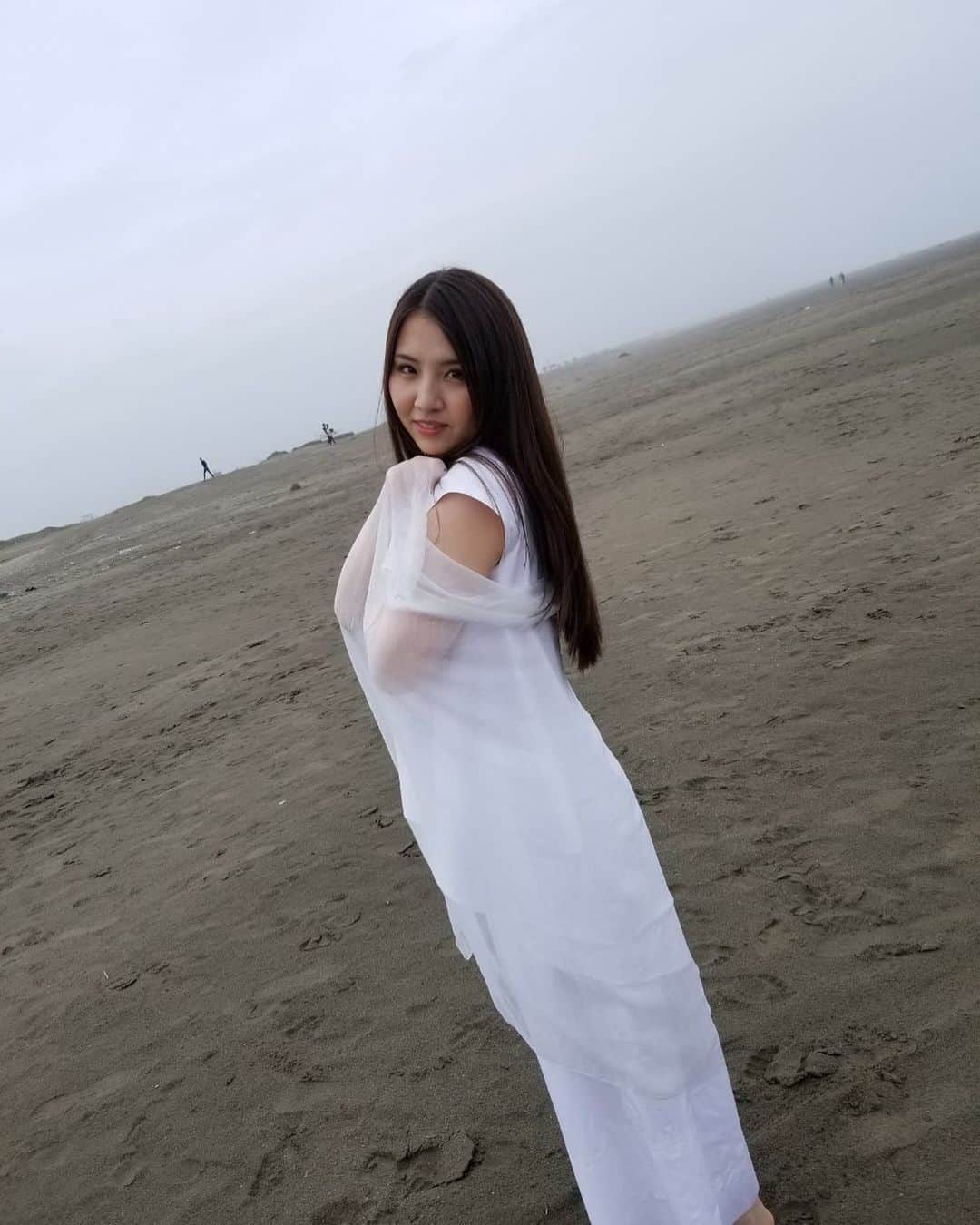 阿部真央のインスタグラム：「こんばんは⭐️今日は朝から撮影でした。早朝から色々配慮して動いてくれたみなさんに感謝。 そして久々の撮影とっても楽しかった！  オフショットのこちらの写真はヘアメイクの房図さんが撮ってくれました🙋‍♀️ふっふー🎶  近々お披露目出来ると思うのでお楽しみにです✨  あと今日ラジオ解禁された新曲Be My Loveも、引き続きチェックよろしくお願いします☺️  #阿部真央」