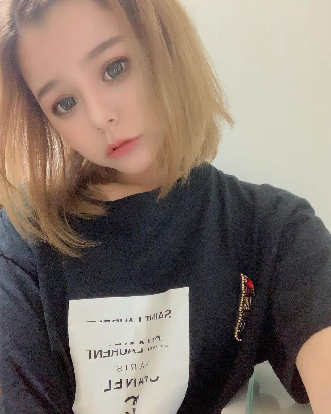 MIAのインスタグラム：「おでこだし 👶🏻🍒 . . . #キャバ嬢 #キャバクラ#ハーフ #歌舞伎町 #すすきの#ミナミ #中洲 #ショート #ショートヘア #ダンサー  #ショーパブ  #プリティーウーマン #プリティーウーマンみあ」