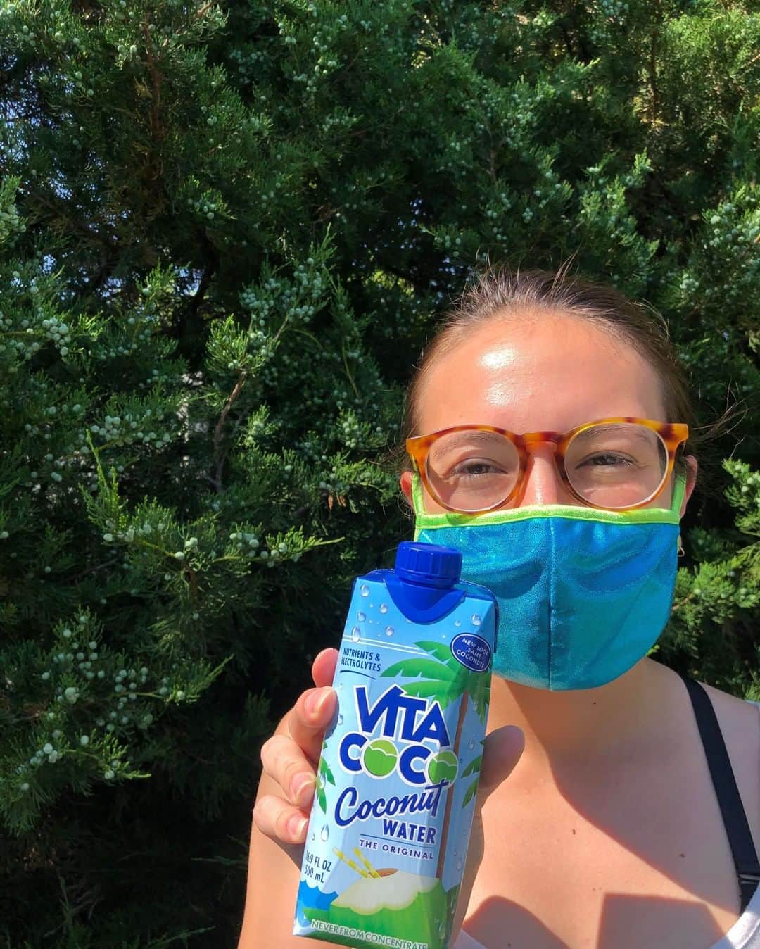 Vita Coco Coconut Waterのインスタグラム：「when your mask matches your favorite coconut water >」
