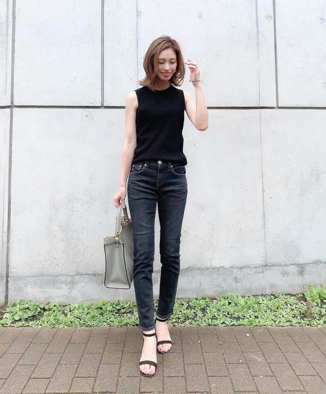 石黒美帆のインスタグラム：「﻿ *﻿ シンプルだった日☺︎﻿ ﻿ ﻿ ﻿ tops#AKTE﻿ pants#redcard#redcarddenim﻿ bag#fendi﻿ ﻿ ﻿ ﻿ 体型に合うデニムってなかなか難しくて﻿ ウエストとヒップのサイズがどうしても合わなかったりするんですが、 @redcardtokyo のこのデニムはすごくフィットするし動きやすくて大好きです🥰﻿ ﻿ ﻿ ﻿ ﻿ #fashion#fashionstyle#fashiongram#instafashion#outfit#ootd#dailylook#intheknowgl#패션#오오티디#ファッション#コーデ#レッドカード#レッドカードデニム#シンプルコーデ#アクテ#フェンディ#ピーカブー#ブラックコーデ#夏服#夏コーデ#デニムコーデ#ブラックデニム」
