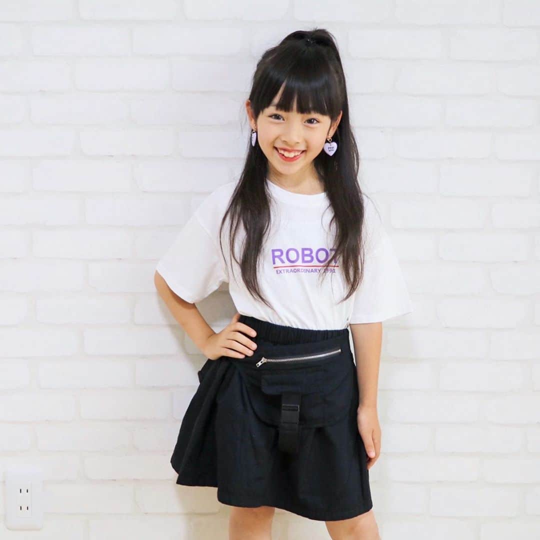 Akiのインスタグラム：「7/23 ・ 頭のてっぺんでポニーテールしても ひたすら長い ロングヘアー👱🏻‍♀️ ・ ・ お洋服によって ・ あー この服には絶対ショートが似合うよなぁ とか ・ ミディアムぐらいで髪巻いたら この服に合うだろうなー とか ・ ・ 週3ぐらいで考える😌💭 ・ ・ ヘアアレンジしてあげられたら いいんだろうけど ・ なんせ母ちゃんポンコツだから👩🏻← ・ ・ 結局 勇気が出ないので現状維持😌 ・ 週7で考えるようになったら 切ろうかな💇‍♀️ ・ ・ ・ そんな今日の娘服👧🏻👖 @urbancherry_ ・ セットアップってだけでも母ちゃん歓喜なのに ポーチ付きはほんとありがたい🥺♡ ・ ・ urbancherryさん MAX70%OFFのセール中で とんでもないお値段になってるので ・ 要チェック☺️☝️ ・ ・ ・ ・」