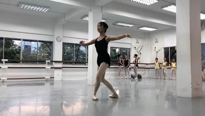 のインスタグラム：「. #throwbackthursday to the random practice moments between rehearsals 💫」
