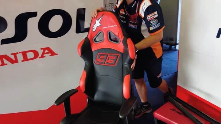 レプソル・ホンダのインスタグラム：「It takes a team to make a champion.  Incredible effort from @AlexMarquez73's team to set up @MarcMarquez93's garage again in just over an hour.」