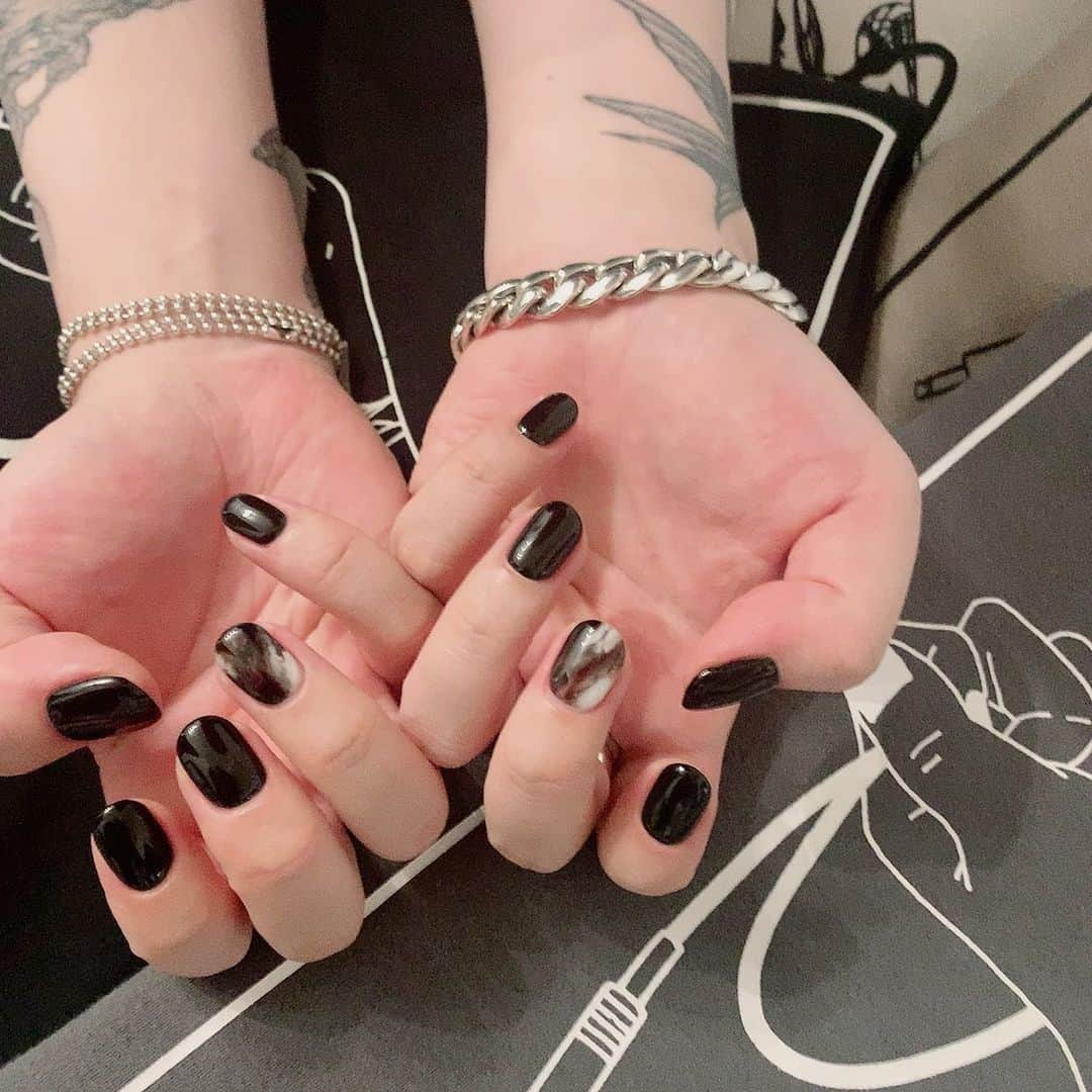 RUKI さんのインスタグラム写真 - (RUKI Instagram)「2月ぶりにNILの新作を出しました🙋‍♂️ といってもTシャツ1型とネックレス2型のみになるんですけど、欲しかったものなので形にしておきました🦉  久々に自分の写真を撮ってもらい爪も久々に黒くしてみましたがやっぱり黒はイイね！  そんなわけで今から着用したものとか自分でも写真撮ってみたので気になる方はぜひチェックしてみてねー！  #nilduenilun #nilduenilun_tokyo #ruki」7月23日 20時18分 - ruki_nilduenilun