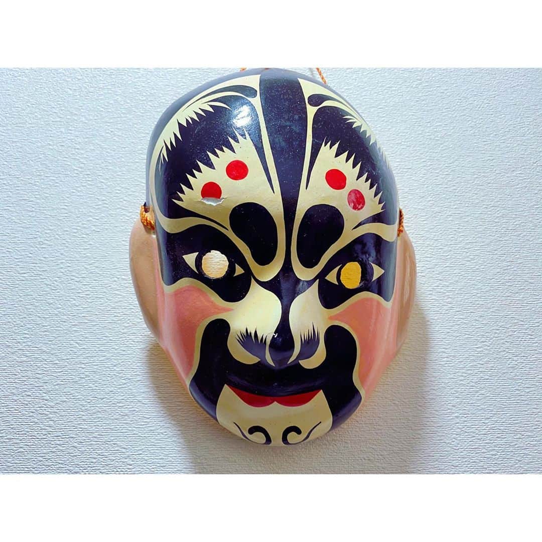 イレーネのインスタグラム：「これは中国の京劇のお面 よく京劇のお芝居の舞台になる三国志から 張飛の隈取りです。  わたし全然三国志詳しくない、と言うか知らないに等しいので張飛と言われてもふぅーんとしかリアクション取れないのですが、好きな方は是非三国志の話教えてください😂  京劇の隈取りは色で性格や役柄をあらわしているそうですね。黒ベースの張飛は地位が高く凶暴な性格、だとか...ほっぺたがピンクなのは張飛が酔っ払いだからでしょうか  他には関羽は顔が真っ赤とか、色々ありますが1度ちゃんと調べてみたい。  これはお土産のだから別に早変わりの変面 とかではないですが、映像でしか見た事のない京劇、是非観てみたいです。なんかけたたましい印象があります😂」