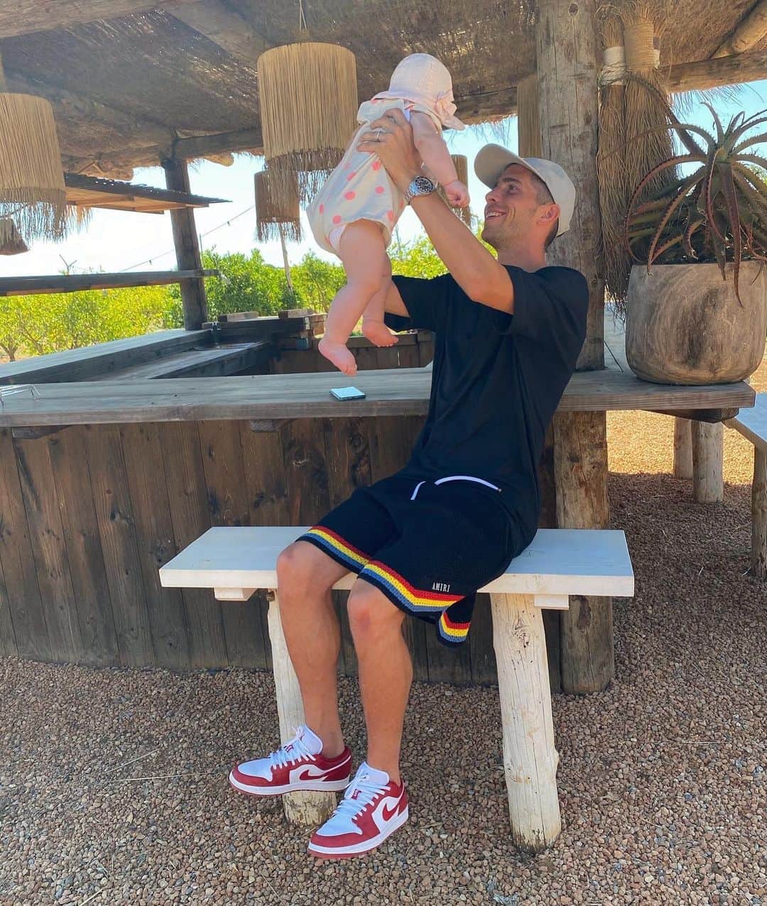 セルジ・ロベルトのインスタグラム：「Family at the farm 🐓🐷🥑🍅」