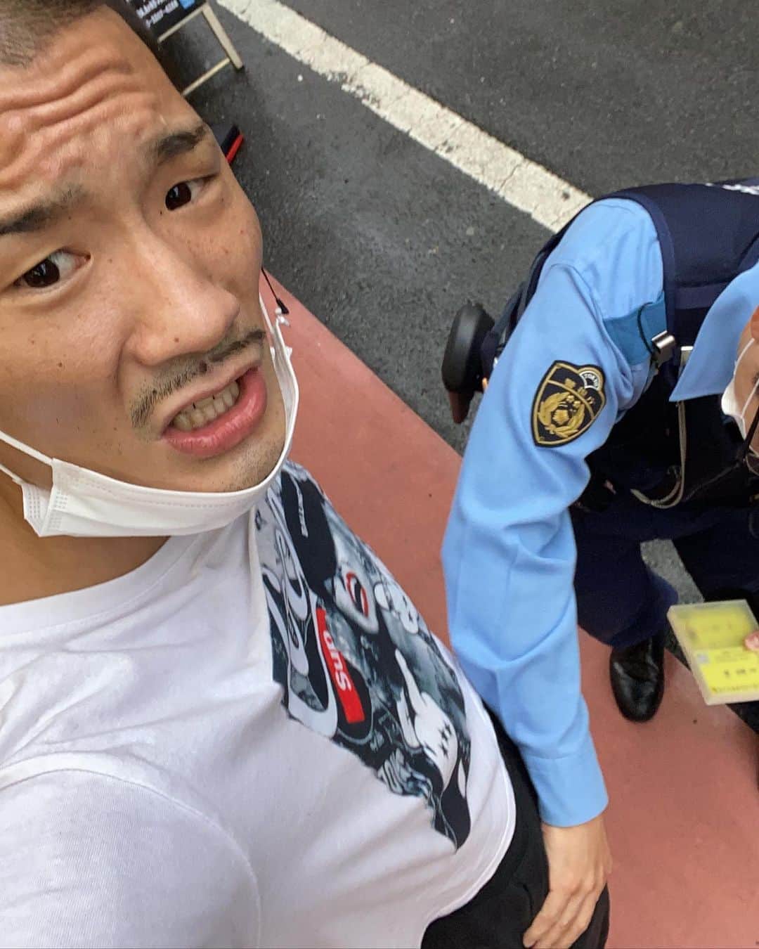 のインスタグラム：「職務質問されてる所をファンにバレて爆笑された。 【お兄さん有名なのですね？】って警察に股間王の股間も触られたし、CBDもすげぇー中見られたわ #入場曲 #ヤクブーツはやめろ  #CBDMAX プロフィールの所から購入できるからみんなにマジオススメだから購入してな！！」