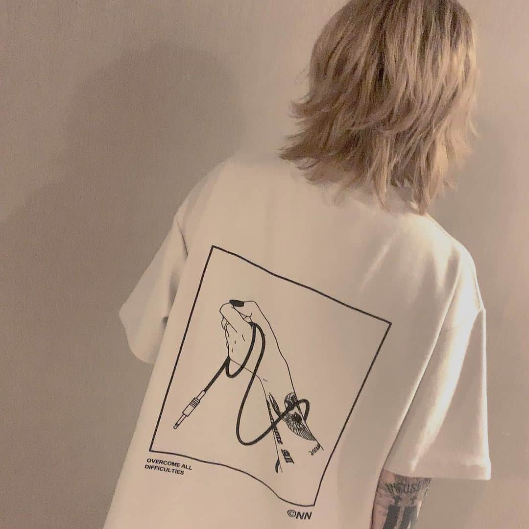 RUKI さんのインスタグラム写真 - (RUKI Instagram)「1つ目はTシャツ。今回は前回作ったオリジナルイラストのロンTが自分的にとても気に入ってたのでTシャツでも欲しくて作ってみました。  今回は1型だけなんだけど、絶妙なカラー展開と微妙に変えたプリントで自分的にも飽きなさそうだしどの色も使い勝手良いので秋になるまで着回そうと思ってます🦉基本この4色って間違いないよね。  持ってる方はお分かりの通り生地感はいつものNILのあの透けない、洗ってもヨレづらいアイツです。優秀です。  ほんのささやかな気持ちだけどステッカーもつけてみましたので記念にどうぞ🙋‍♂️🔥  #nilduenilun #nilduenilun_tokyo #ruki」7月23日 20時21分 - ruki_nilduenilun