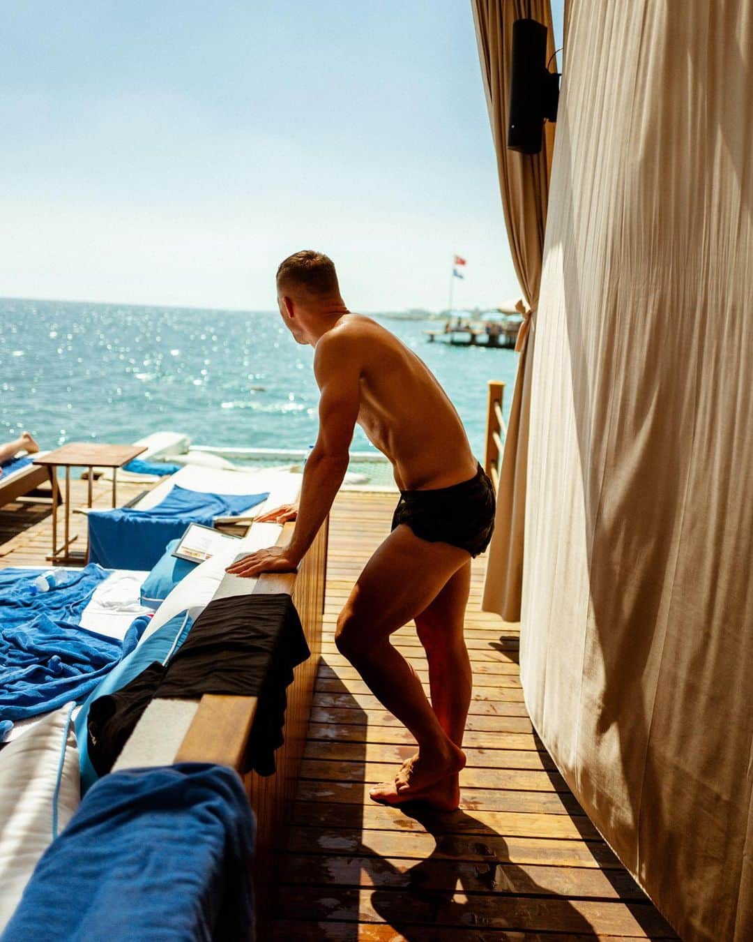 ルーカス・ポドルスキさんのインスタグラム写真 - (ルーカス・ポドルスキInstagram)「Summer vibes ☀️👌🏻 #goodtime #beach #poldi #recovery」7月23日 20時23分 - lukaspodolski