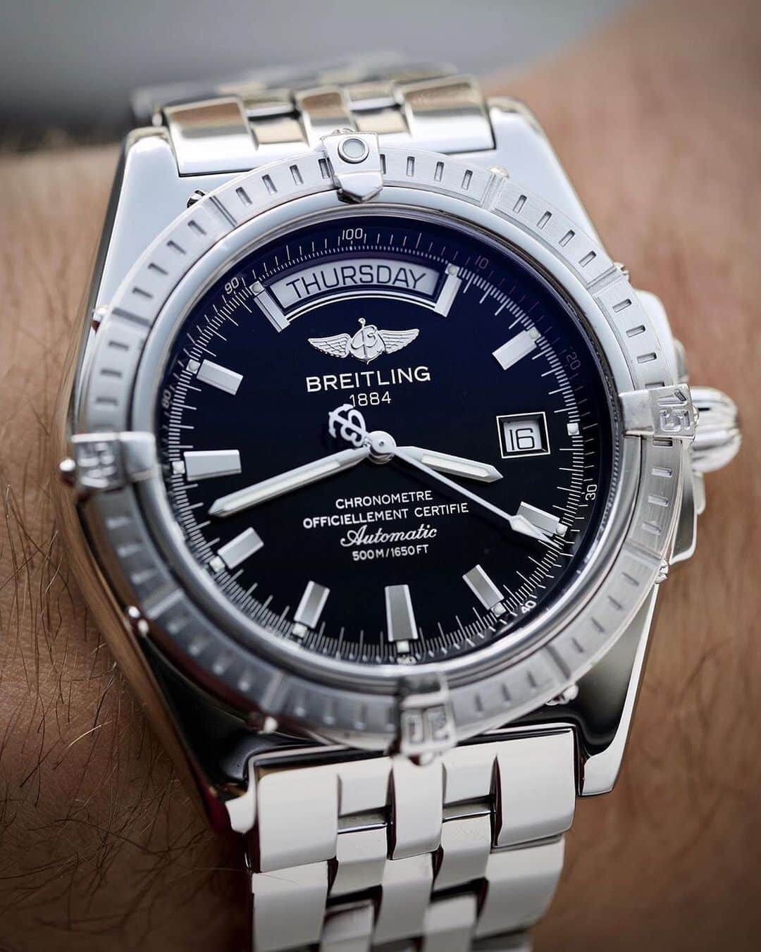 Daily Watchさんのインスタグラム写真 - (Daily WatchInstagram)「@the.realwatchman with a great caption: “The Schneider-era #Breitling watches often get a bad rap because people view them as “busy” or “blingy.” That’s definitely not the case with the #BreitlingHeadwind. A classy design that’s still 100% Breitling. I recently learned that the crisp dial markings are made by an etching technique that exposes the underlying silver base dial. Of course, you can’t overlook the white gold Wings logo and the full day module at 12 o’clock”. 🙌🏼」7月23日 20時23分 - dailywatch