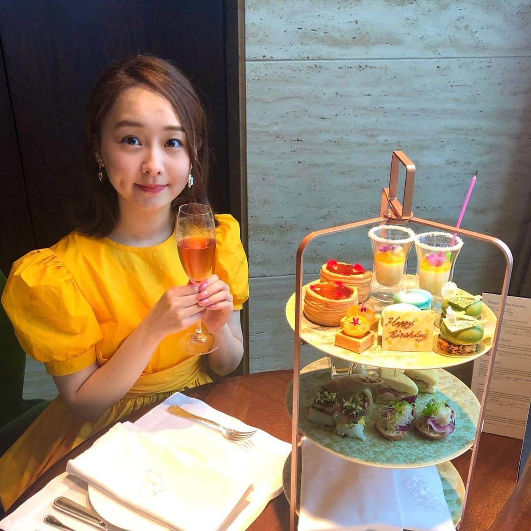 高橋優里花のインスタグラム：「23歳になりました！🎂🥂 素敵な友達に沢山恵まれて 幸せな日を過ごせました！ みんなありがとう🤍私は幸せものだあ🤍 23歳も1日1日大切に楽しみたいと思います！ どうかみんなが幸せでありますように。 #シャングリラホテル東京 #アフタヌーンティー」