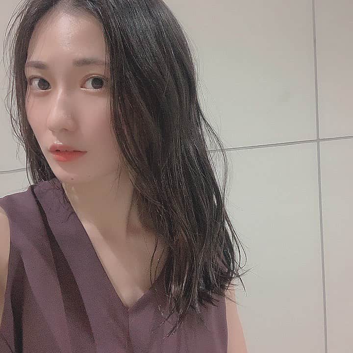 黒津南帆のインスタグラム：「. hair color change🏄🏻‍♀️💗 . 夏らしくハイライト入れてもらった〜🌻 少し大人っぽくなった気がする☺︎ . .  #ヘアアレンジ#ウェーブ巻き #ウェーブヘア #なみまき #波巻き #波ウェーブ #ワンカール #ワンカール巻き #ハイライト #グラデーションカラー #グラデーションヘアー #ミディアムヘア #ロングヘア #ミディアム #ロング #ミルクティーベージュ #ヘアドネーション #ドネーション #撮影 #撮影モデル #撮影依頼募集中 #サロモ #サロンモデル #サロンモデル募集中 #サロンモデル募集」