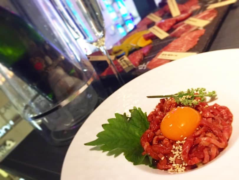 吉田早織さんのインスタグラム写真 - (吉田早織Instagram)「新宿の優良焼肉屋😊💖 土古里新宿 食べログ3.3  半個室もあって、窓際の席は新宿なりに景色良い〜🙆‍♀️  #土古里  #新宿 #焼肉 #和牛 #カルビ #ロース #みすじ #絶品 #旨い #夜ご飯 #牛肉 #ユッケ #シャンパン #赤ワイン #グラスマウンテン #メルロー#焼肉好きな人と繋がりたい #ワイン好きな人と繋がりたい #グルメ　#グルメ好きな人と繋がりたい #グルメスタグラム #グルメ女子#お酒好きな人と繋がりたい」7月23日 20時25分 - saoriyoshida034