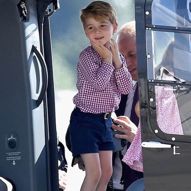 Harper's BAZAAR Japanさんのインスタグラム写真 - (Harper's BAZAAR JapanInstagram)「英王室のアイドルとして世間から愛されているジョージ王子。7歳の小さなプリンスが世界トラベラーだっていうのはご存知？生後わずか10カ月のとき、ニュージーランドとオーストラリアを訪れて以来カナダやポーランド、ドイツに至るまで世界中を旅をしているのだ。そこで王子の成長をたどると共にキュートなトラベル日記を振り返ってみよう。﻿ ﻿ 1 ニュージーランド：生後10カ月で外遊デビュー﻿ 両親とともに初の公式訪問を果たしたのはニュージーランド。パパに抱っこされつつも、慣れない環境にちょっぴり緊張しているみたい。（2014年）﻿ ﻿ ﻿ 2 オーストラリア：地元の子どもたちと交流﻿ 現地でシングルマザーやゲイカップルを支援する組織「プランケット」のイベントに参加。初めてのプレイデートで異国のベビーたちと一緒に遊んだ。（2014年）﻿ ﻿ ﻿ 3 ポーランド：お行儀よくご挨拶﻿ ジョージ王子は一家でドイツとポーランドを公式訪問。最初に訪れたワルシャワでは、出迎えたスタッフにもきちんと挨拶。まさにロイヤルメンバーらしい振る舞い。（2017年）﻿ ﻿ 4 ドイツ：ヘリコプターにご執心！﻿ ハンブルグにあるヘリコプターメーカーを訪問。ジョージ王子はヘリコプターをみて大興奮！ そのチャーミングな姿に世界中がノックアウト♡（2017年）﻿ ﻿ ﻿ #ジョージ王子 #ロイヤルファミリー #英国王室 #王室 #ハーパーズバザー #princegeorge #princegeorgeofcambridge #royalfamily #harpersbazaar #hapersbazaarjapan」7月23日 20時28分 - harpersbazaarjapan