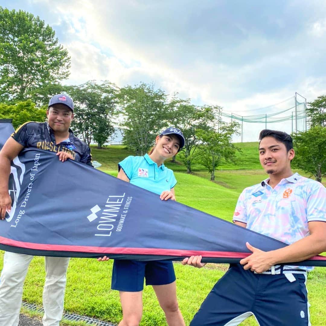のインスタグラム：「. ゴリラみたいな二人に囲まれて か弱さが際立つ高島😚笑 . 東日本予選会、 1位通過できたので そんなこんなで 8月1日、2日にLDJ日本大会が 開催されますので 頑張ってきます😊 . 飛ばしって追及すると面白い🤔 ツアーも出たいけど 今は機会がなかなか巡ってこないので 今は自分にできることを🙆 . #ゴルフ女子  #ドラコン #ドライバー  #スイング #飛距離アップ  #LDJ #ゴルフ男子 #ドラコン女子 #ドラコン男子  #筋トレ女子  #トレーニング」