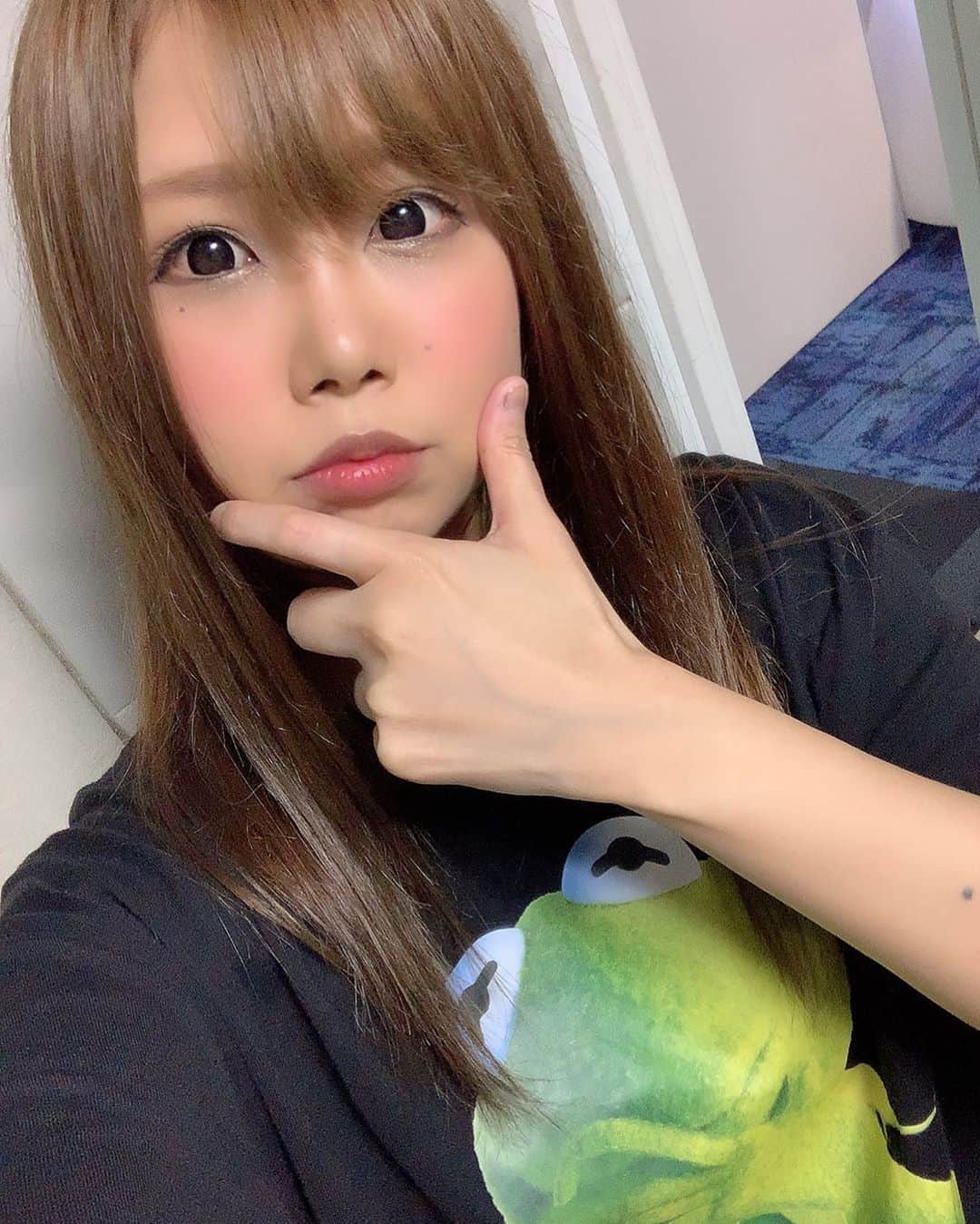 のインスタグラム：「ふふふふふ🤔💖 . WHITE LANDの 欲しかったTシャツGETできた🦇 . . . #ホワイトランド　#whiteland  #Tシャツ　#カーミット #マペット　#themuppets #自撮り」