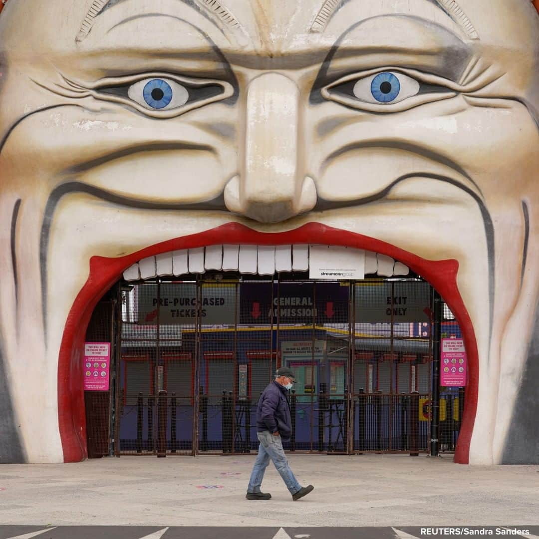 ABC Newsさんのインスタグラム写真 - (ABC NewsInstagram)「Man wearing a protective face mask walks past a closed Luna Park in Melbourne, the first city in Australia to enforce mask-wearing to curb a resurgence of COVID-19. #facemask #coronavirus #melbourne #australia」7月23日 20時44分 - abcnews