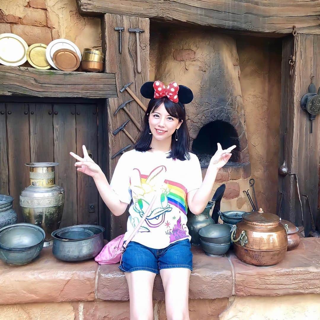 のインスタグラム：「ディズニーシーの写真スポット🥰🥰 乗り物は1回に半分くらいの人数しか乗れないのも多かったけど、わりとすいてたー！！  #ディズニー#ディズニーシー#ディズニーランド#デイジー#デイジーダック # #disney#disneysea#disneyland#tokyodisneysea#winstadisney#ディズニー好きな人と繋がりたい#ミニー#ミニーマウス#ミニーちゃん #ミニーコーデ #ディズニーコーデ #ディズニー写真部 #お揃いコーデ#ツインテール#follow#followforfollowback #followme#インスタ映え#インスタ映えスポット」