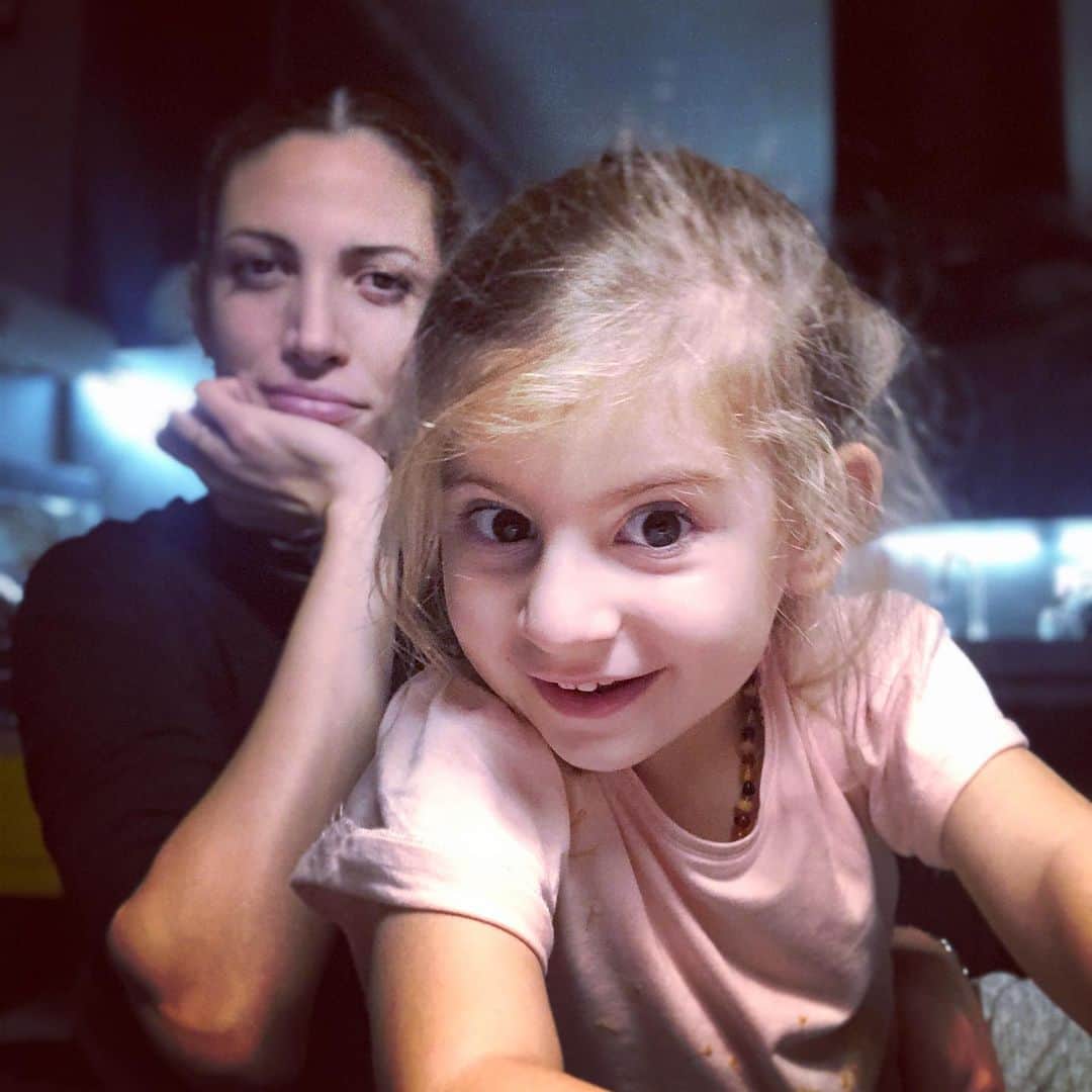 バハル・トクソイのインスタグラム：「Canım kızım, Seni geçen sene 474, bu senenin ilk yarısında 147 kadının öldürüldüğü bir ülkede büyütüyorum. Çok üzgünüm ama pes etmenin yakınından bile geçmiyorum. Bilmeni istiyorum ki, kadın ve kız çocuklarına yönelik şiddete karşı mücadele etmek için elimden ne geliyorsa yapacağım.  Annen.」