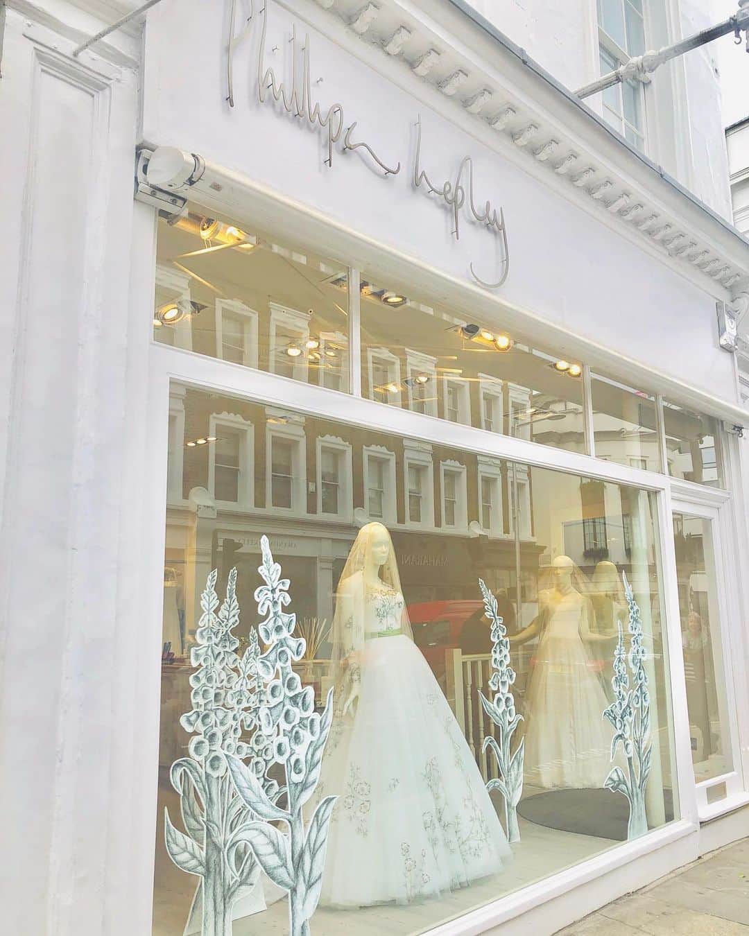 のインスタグラム：「ロンドンのオートクチュールブランド﻿ Phillipa Lepley（フィリッパ・レプリー）﻿ ﻿ ロイヤルウェディングのような品格の良さと﻿ ハンドメイドの温もりのあるドレス達﻿ ﻿ デザイナーのPhillipaは着る花嫁様の姿を思い浮かべながら﻿ ロンドンのアトリエで着心地の良いシルエットや﻿ 肌触りの良い高級素材などを使い続けることに﻿ こだわり続けています﻿ ﻿ #花嫁準備﻿ #フォトウェディング﻿ #ウェディングドレス﻿ #ドレス選び﻿ #前撮り﻿ #ロイヤルウェディング﻿ #phillipalepley﻿ #フィリッパレプリー﻿ ﻿ Authentiqueでは、﻿ お客様に安心してドレス選びをして頂くために﻿ 新型コロナウイルス感染症対策として﻿ 安全対策のガイドラインを設けております。﻿ 詳細はWebサイトにてご確認くださいませ。﻿ ﻿ しばらくご不便をおかけいたしますが、﻿ ご理解の程どうぞよろしくお願いいたします。﻿」